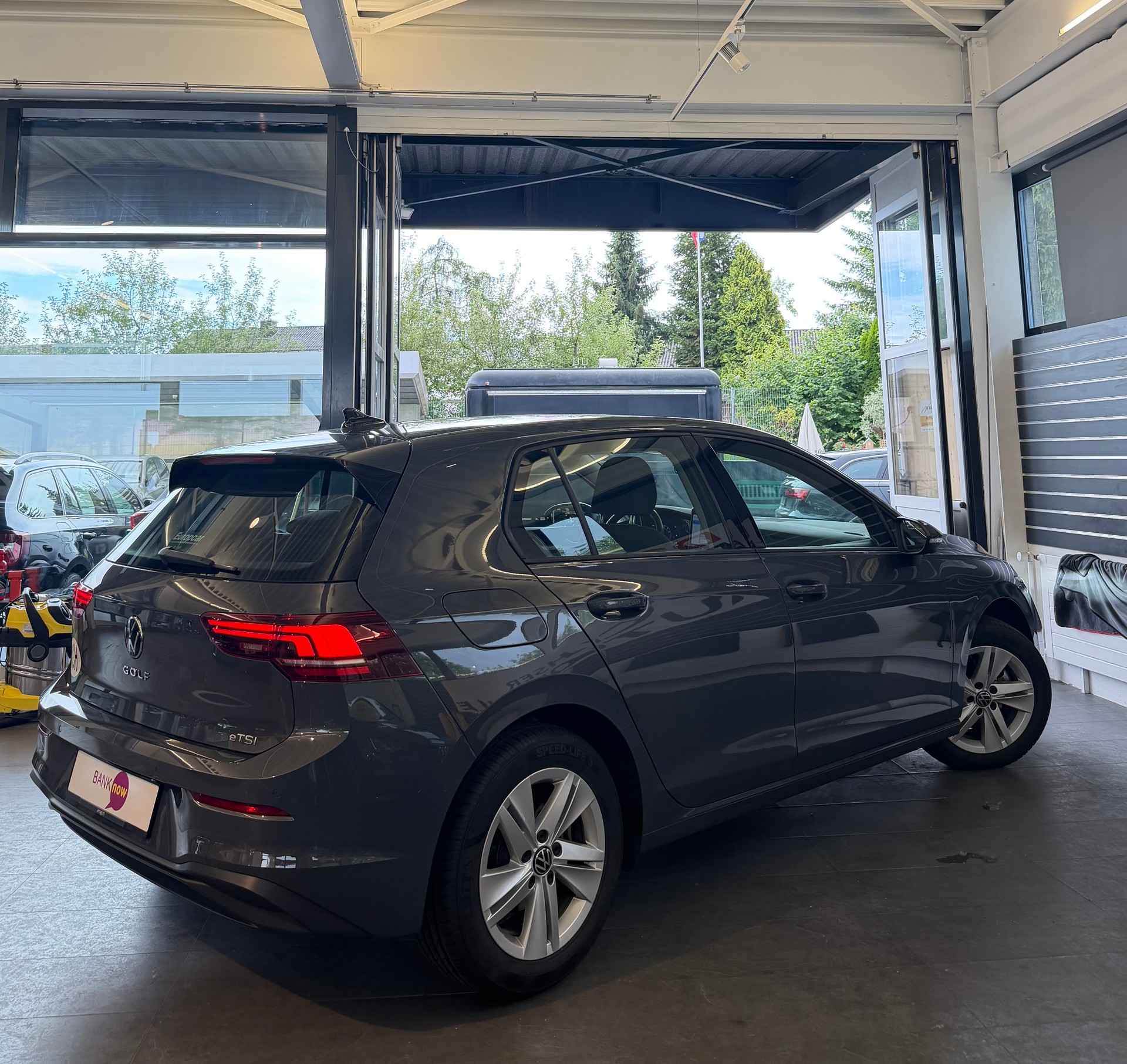 VW Golf VIII 1.5 eTSI Life DSG-image-3