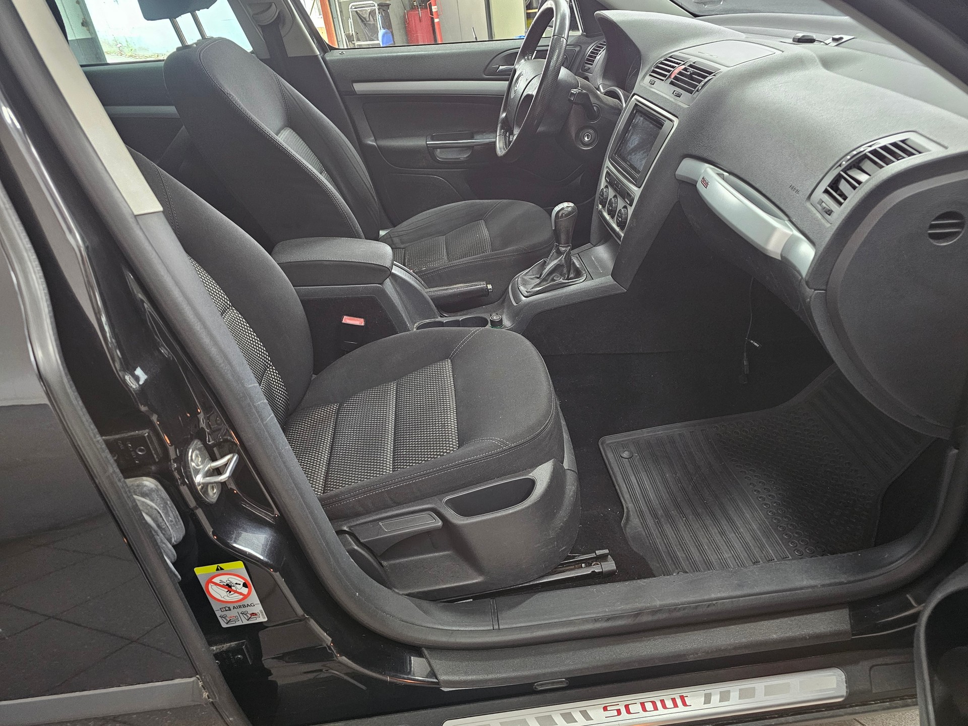 SKODA Octavia Scout 2.0 TDI 4x4-image-2