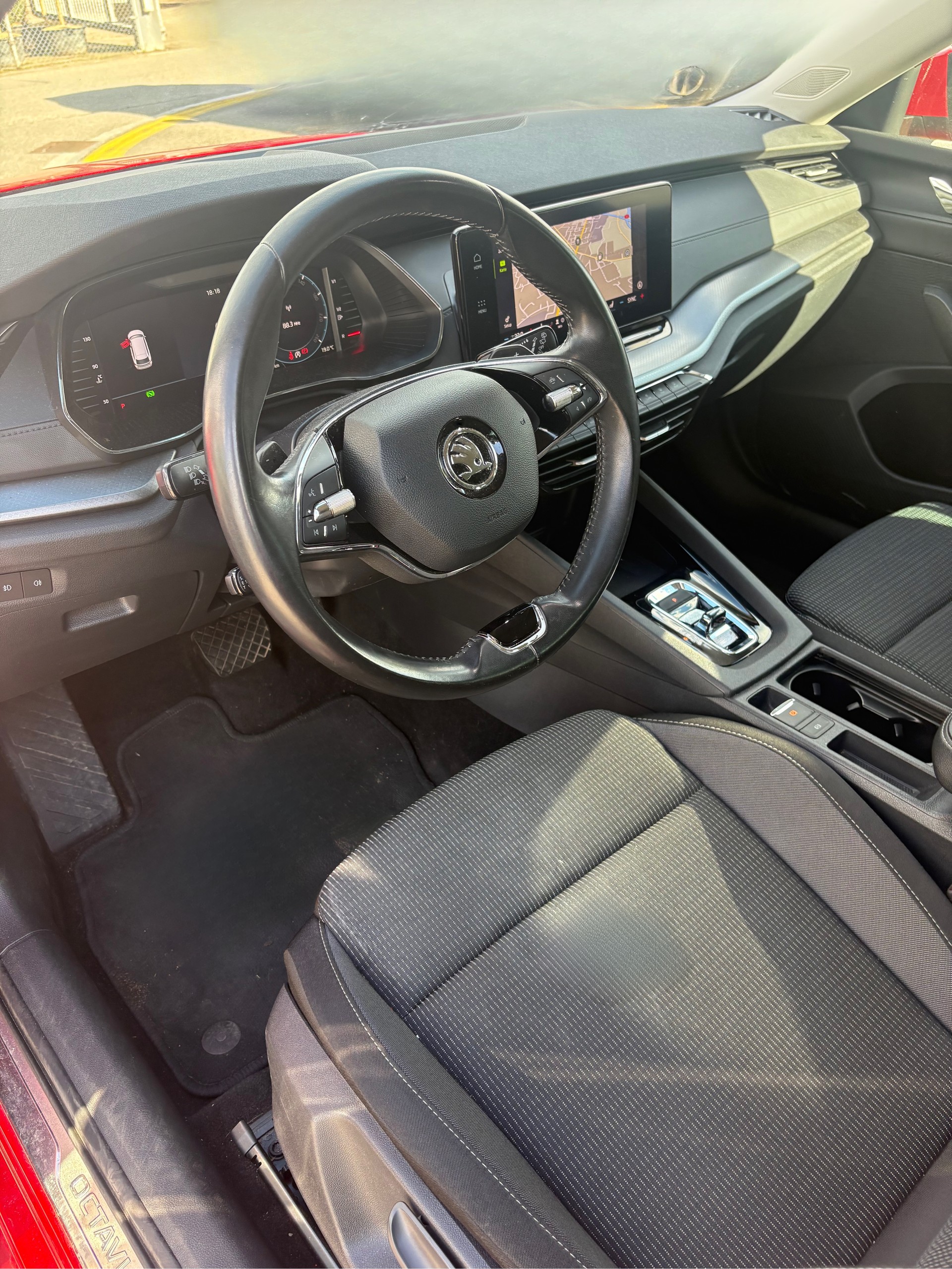SKODA Octavia Combi 2.0 TDI DSG Style-image-4