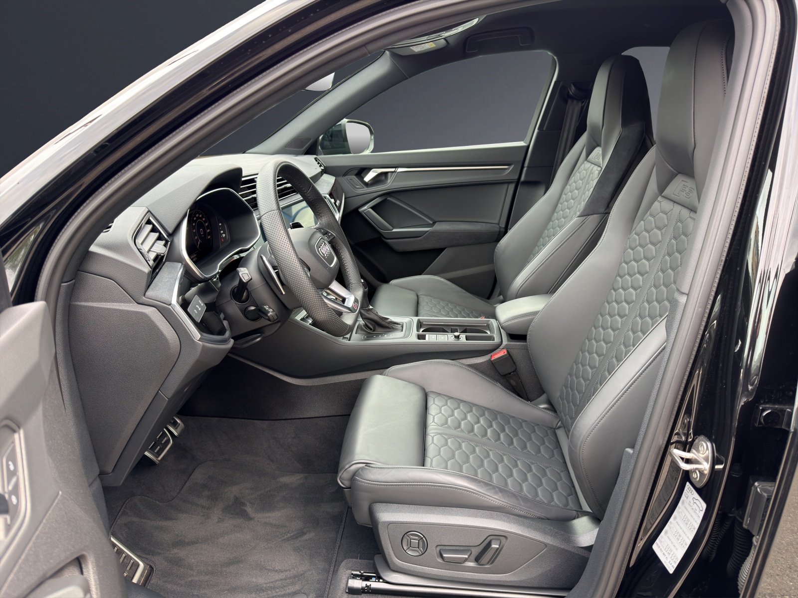 AUDI RS Q3 Sportback quattro S tronic-image-5