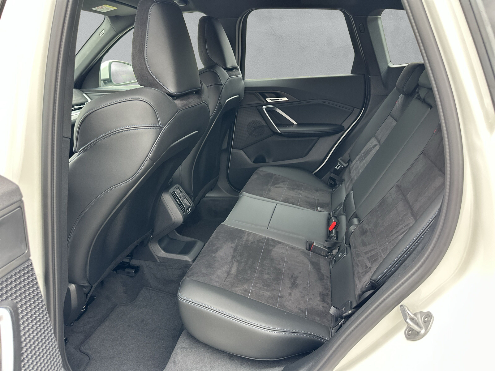 BMW X1 xDrive 23i 48V M Sport-image-15