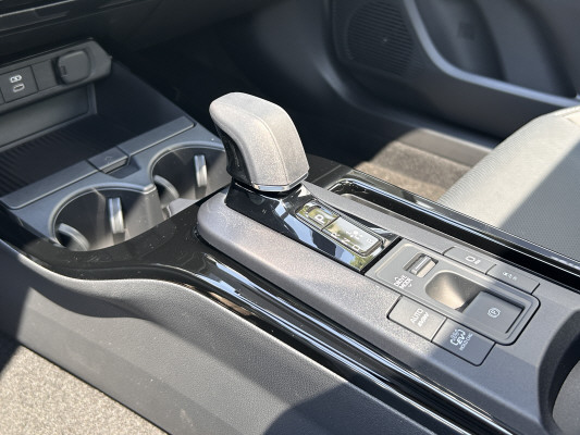 TOYOTA Prius 2.0 VVT-i PiH Prem.-image-12