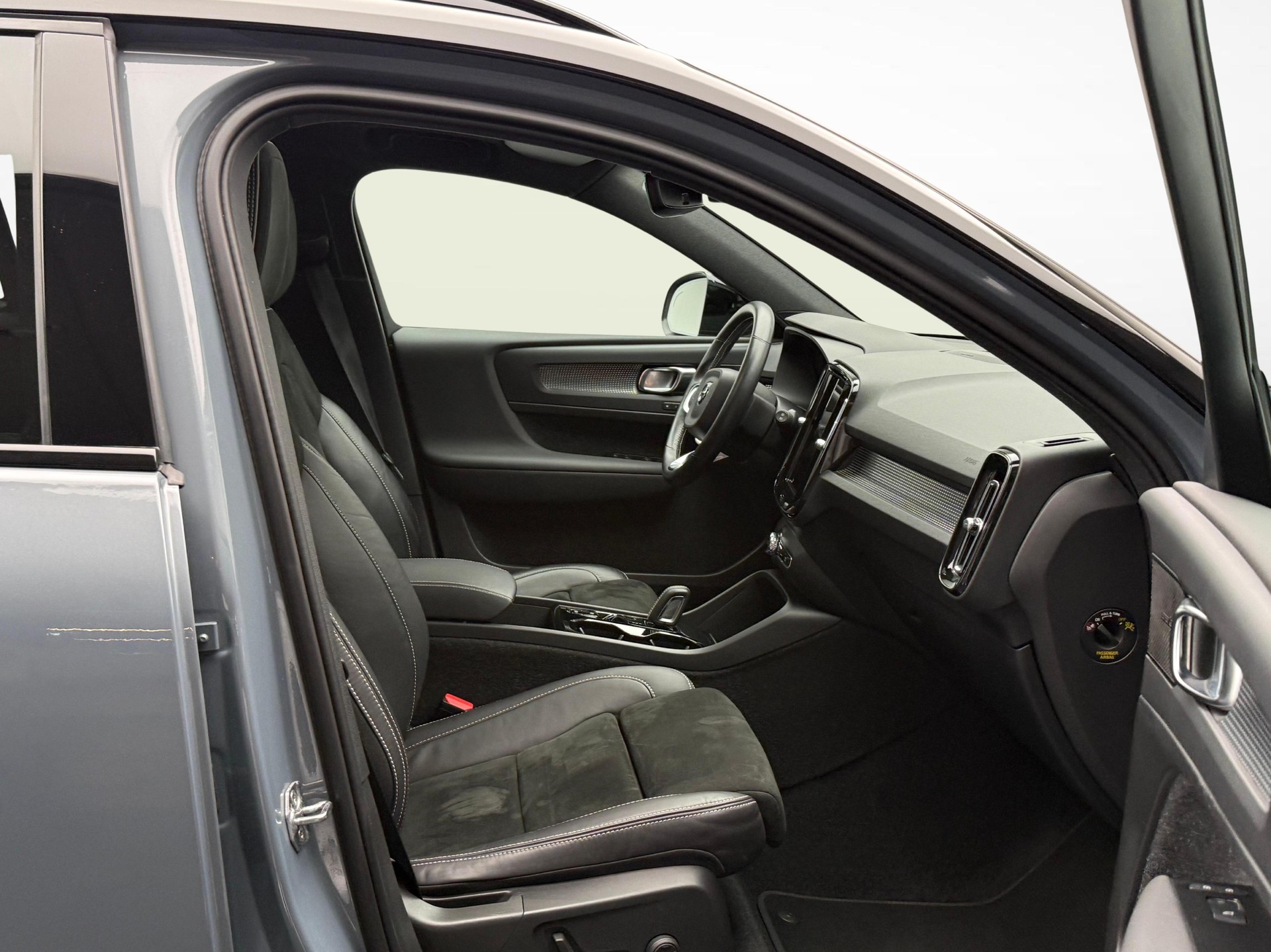 VOLVO XC40 1.5 T4 PiH R-Design-image-9