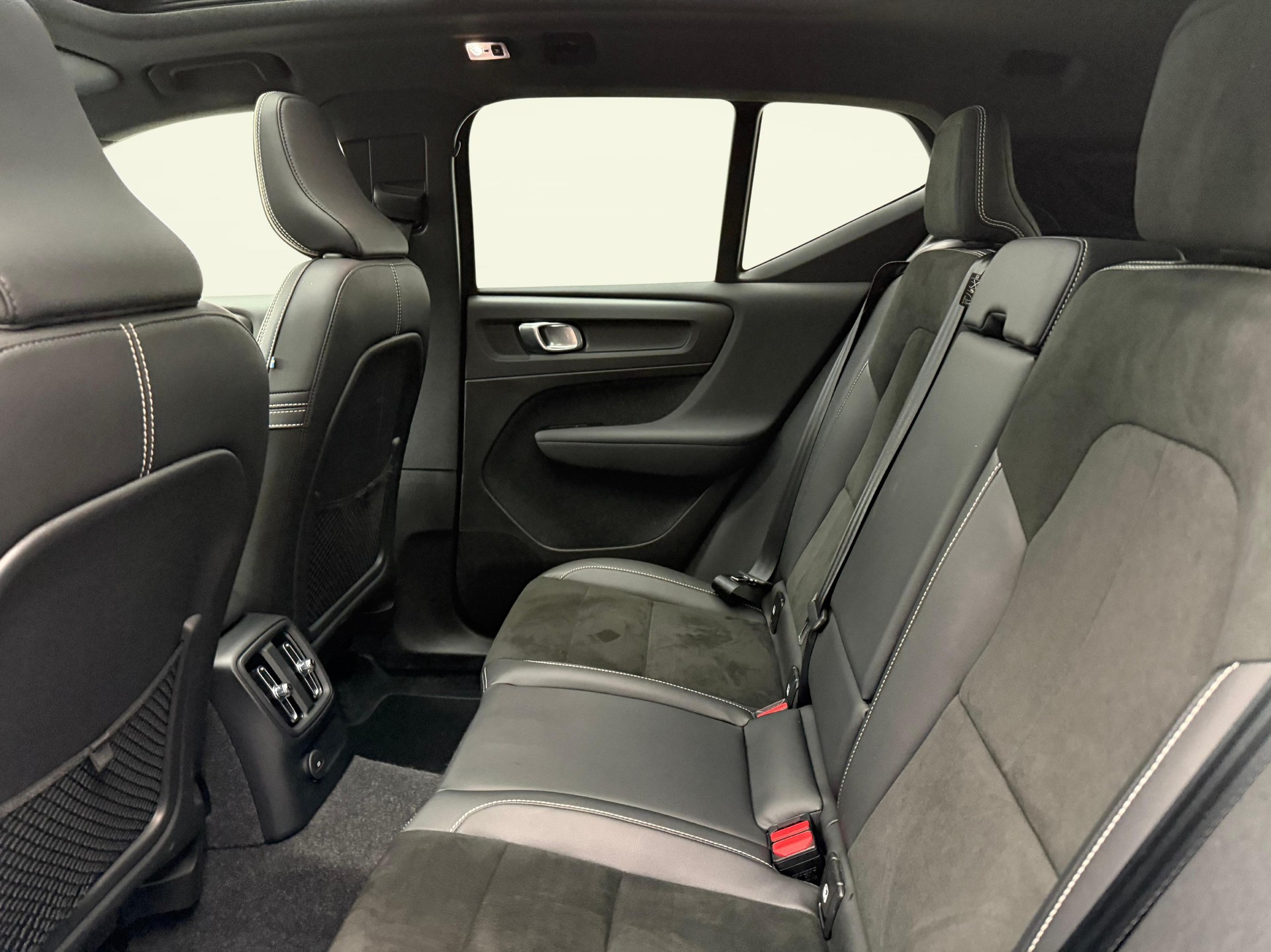 VOLVO XC40 1.5 T4 PiH R-Design-image-10