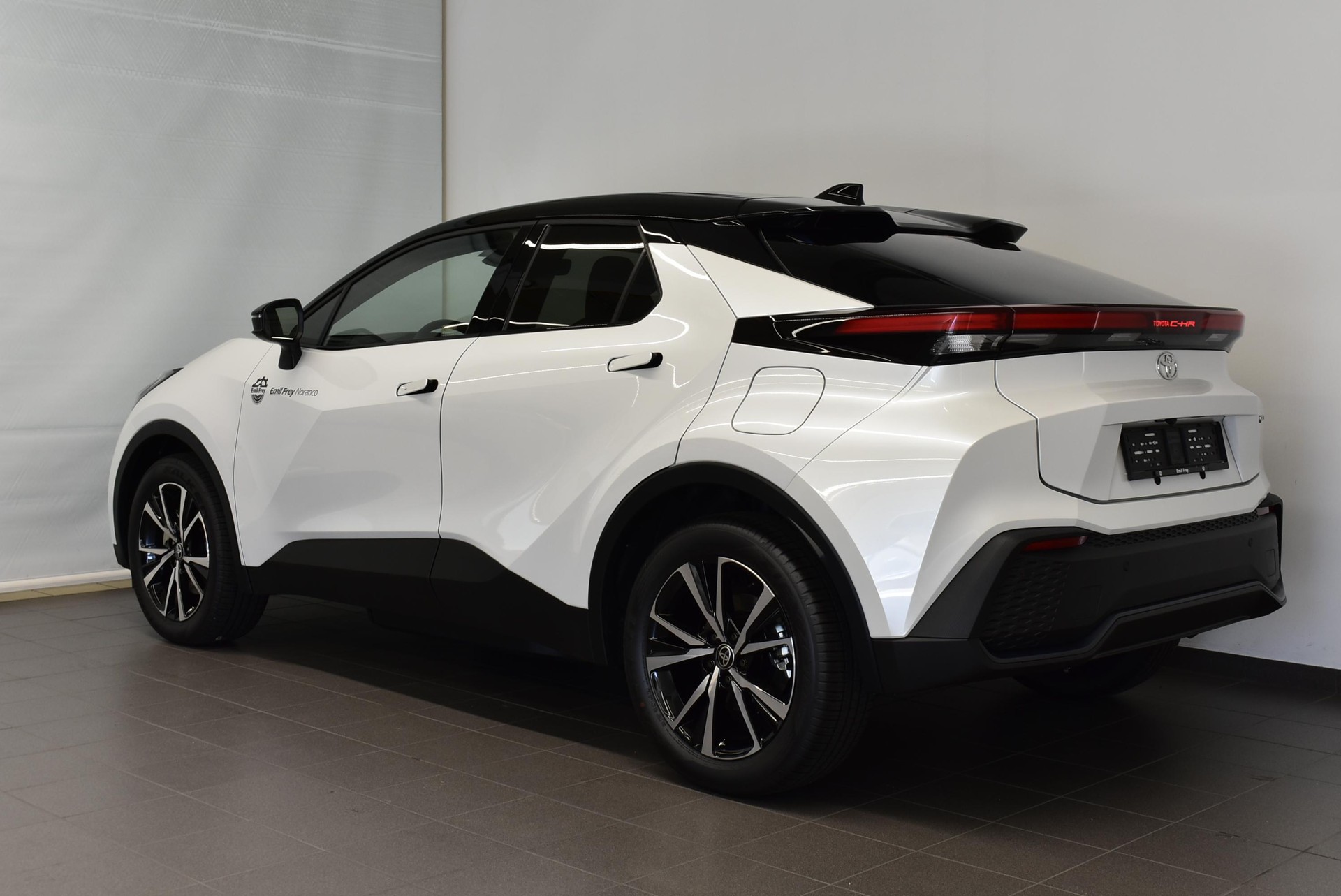TOYOTA C-HR 2.0 PHEV Swiss Edition - Ruote invernali e Servizi inclusi-image-3