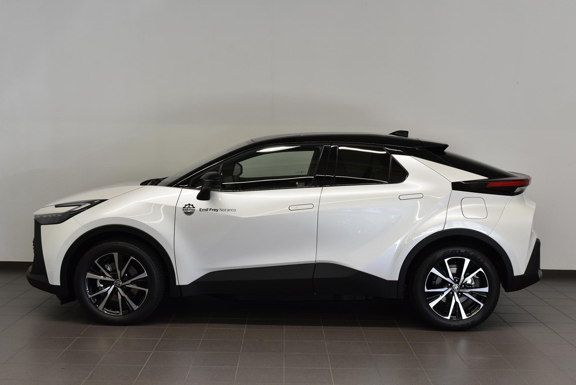 TOYOTA C-HR 2.0 PHEV Swiss Edition - Ruote invernali e Servizi inclusi-image-2