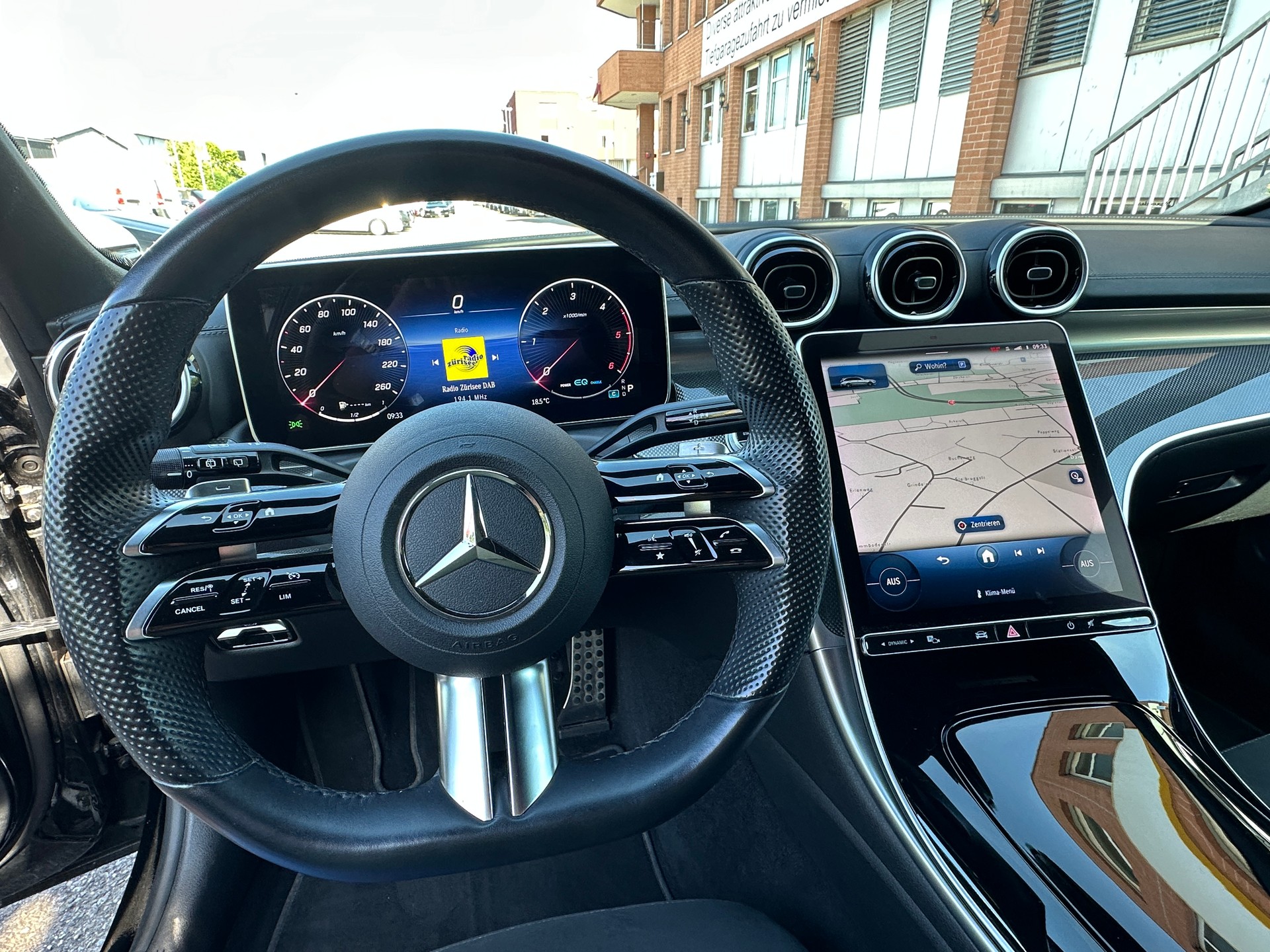 MERCEDES-BENZ C 200 d T AMG Line-image-8