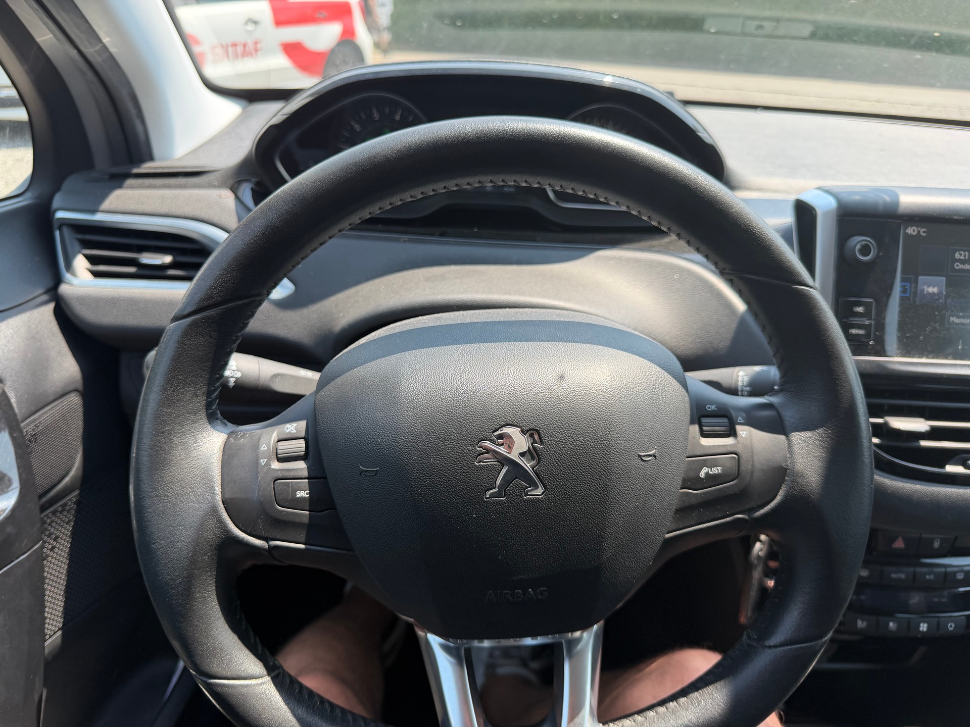 PEUGEOT 208 1.2 THP Allure-image-7