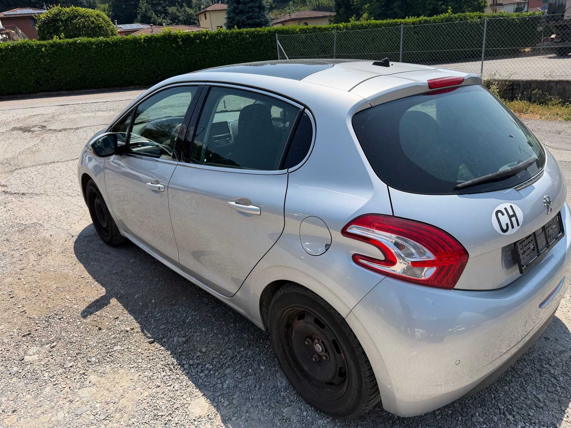 PEUGEOT 208 1.2 THP Allure-image-4