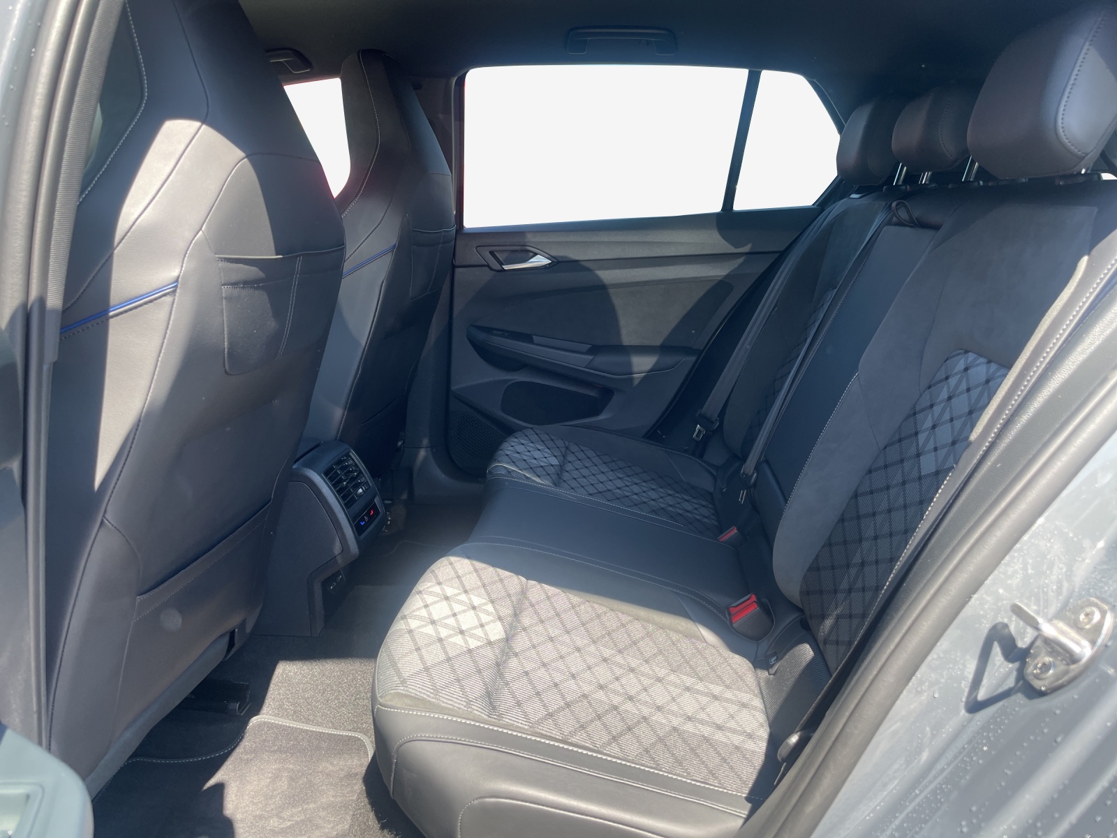 VW Golf 1.5 e TSI mHEV R-Line DSG-image-11