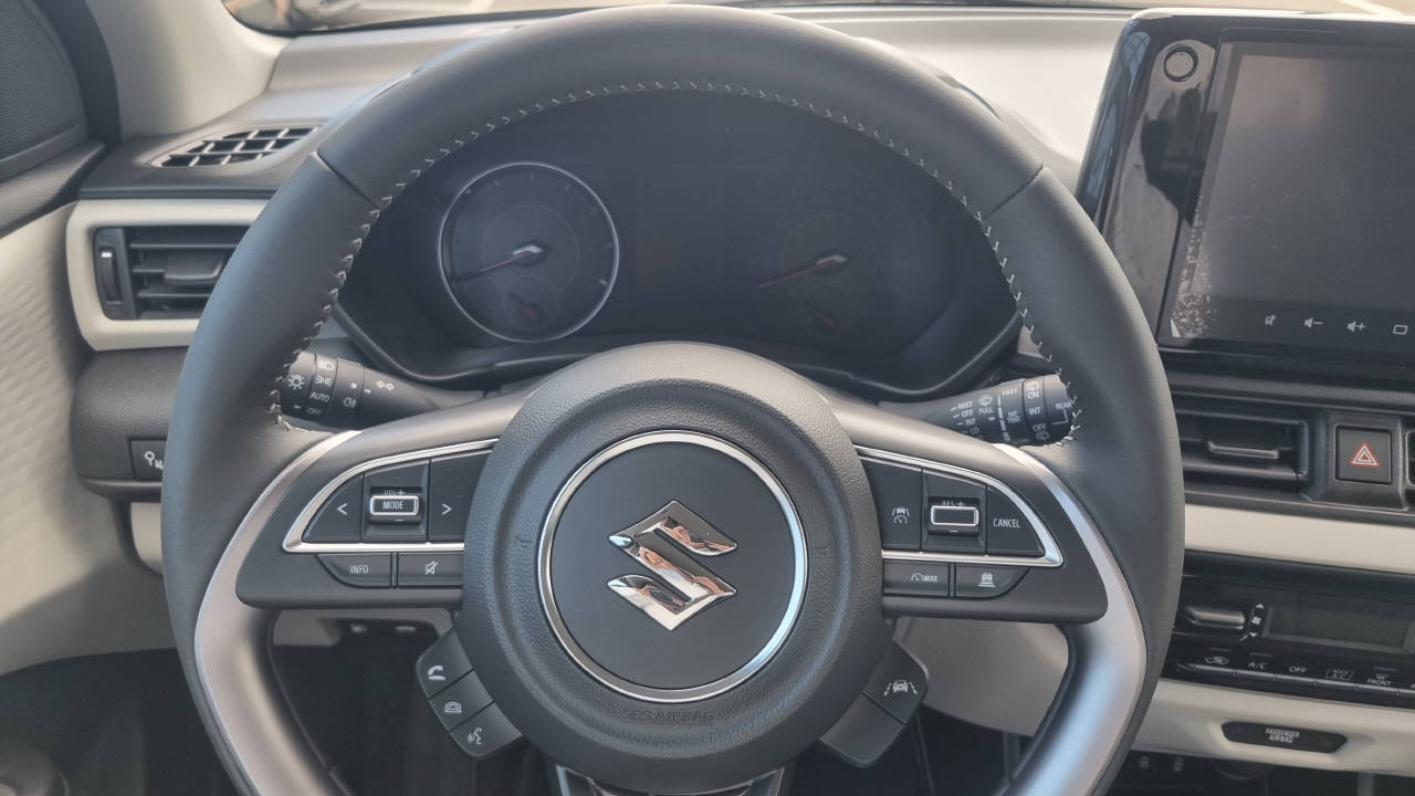 SUZUKI Swift 1.2 Sakura Hybrid 4x4-image-10