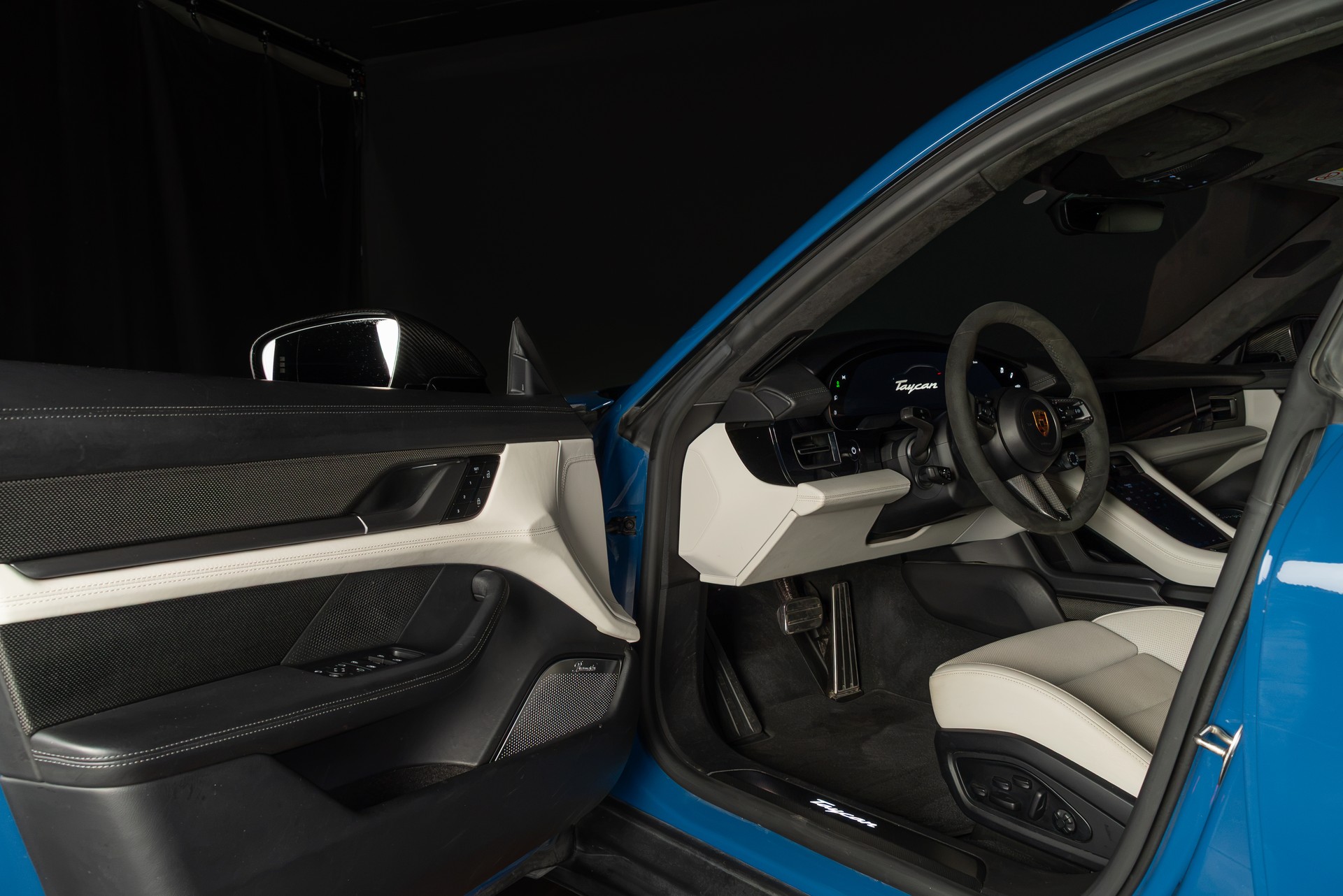 PORSCHE Taycan Turbo S Cross Turismo-image-10