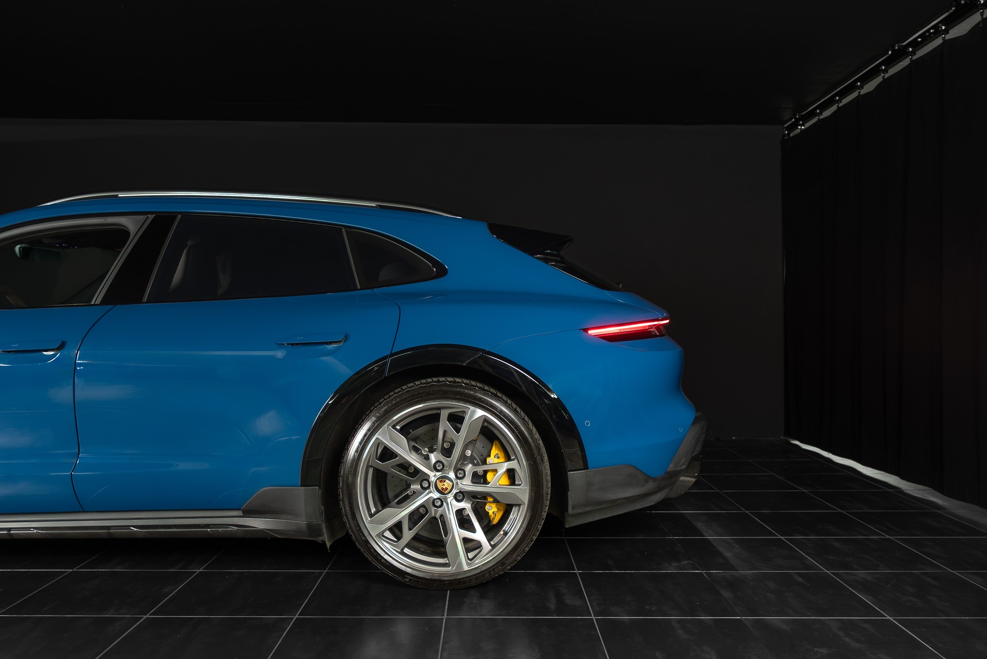 PORSCHE Taycan Turbo S Cross Turismo-image-3