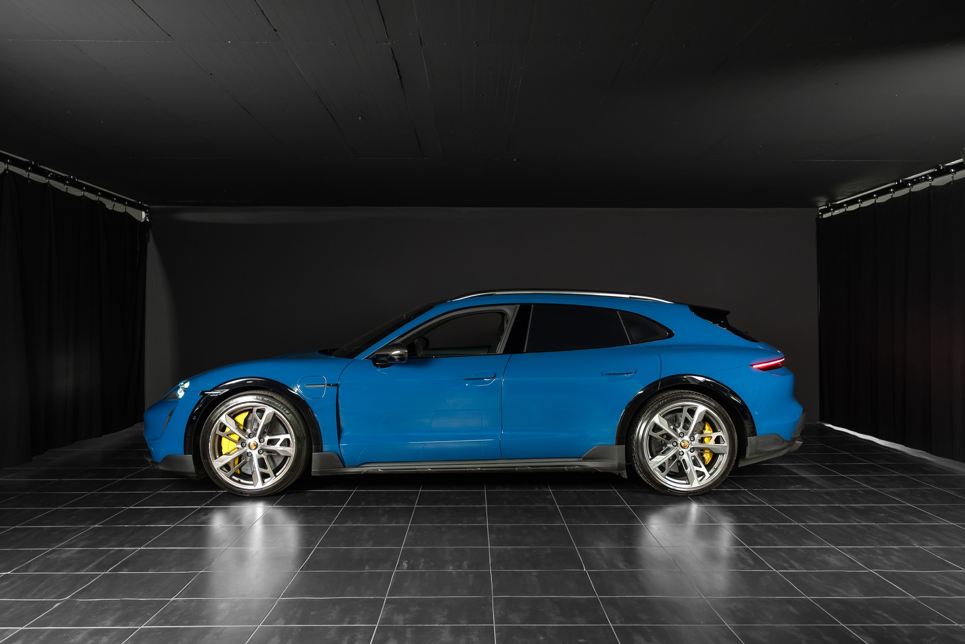 PORSCHE Taycan Turbo S Cross Turismo-image-1