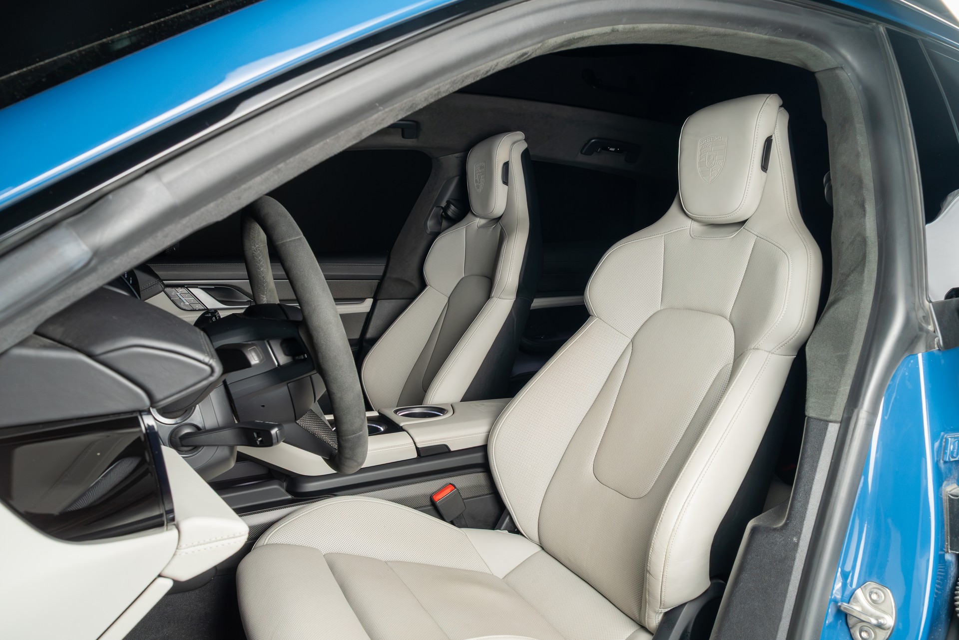 PORSCHE Taycan Turbo S Cross Turismo-image-13