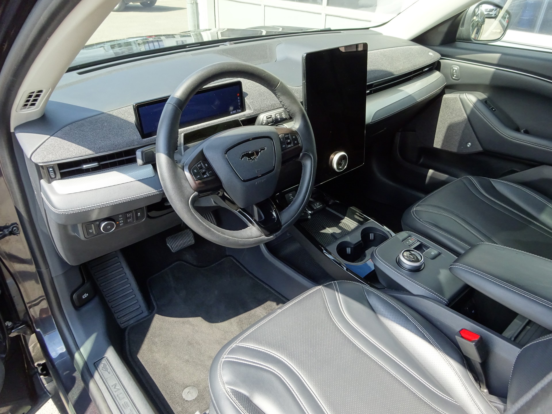 FORD Mustang MACH-E RWD 99 kWh-image-10
