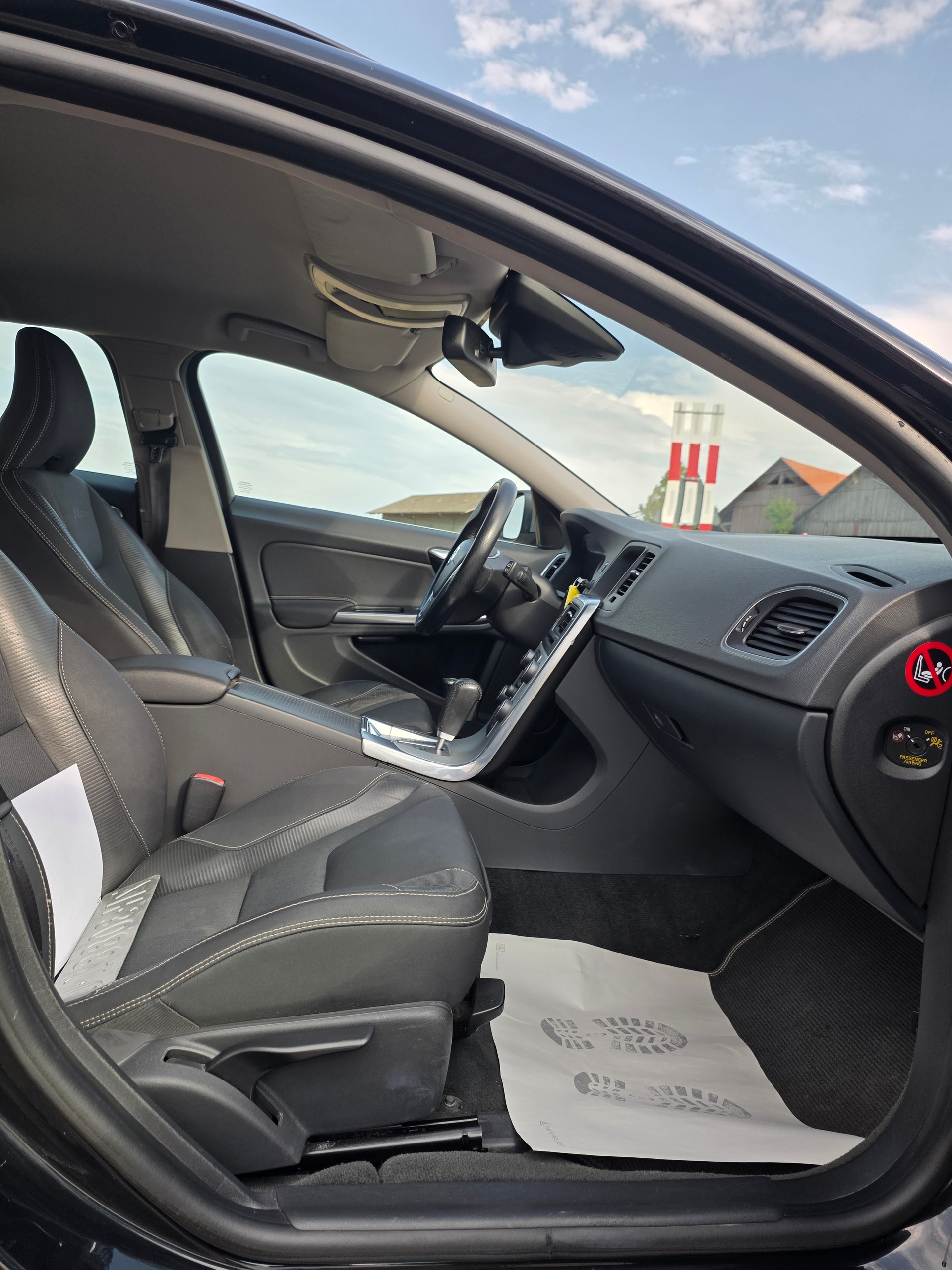 VOLVO V60 D5 AWD R-Design Geartronic-image-14