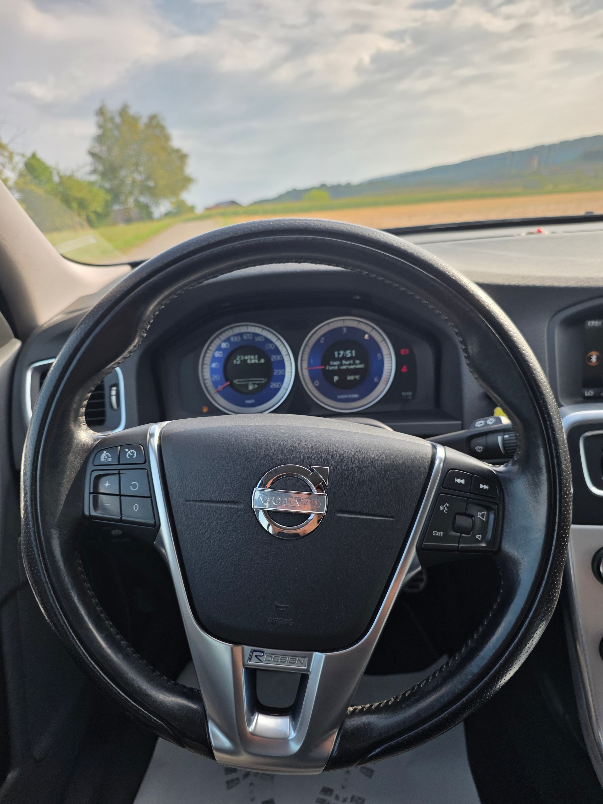 VOLVO V60 D5 AWD R-Design Geartronic-image-11