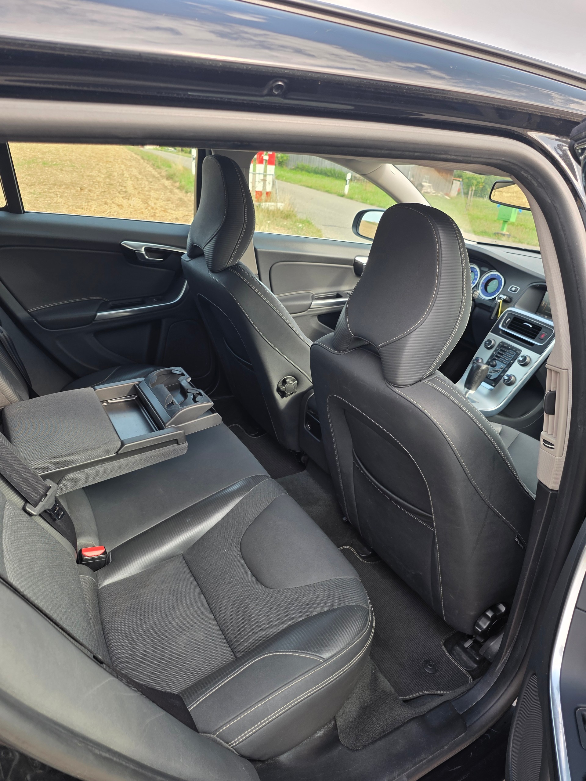 VOLVO V60 D5 AWD R-Design Geartronic-image-15