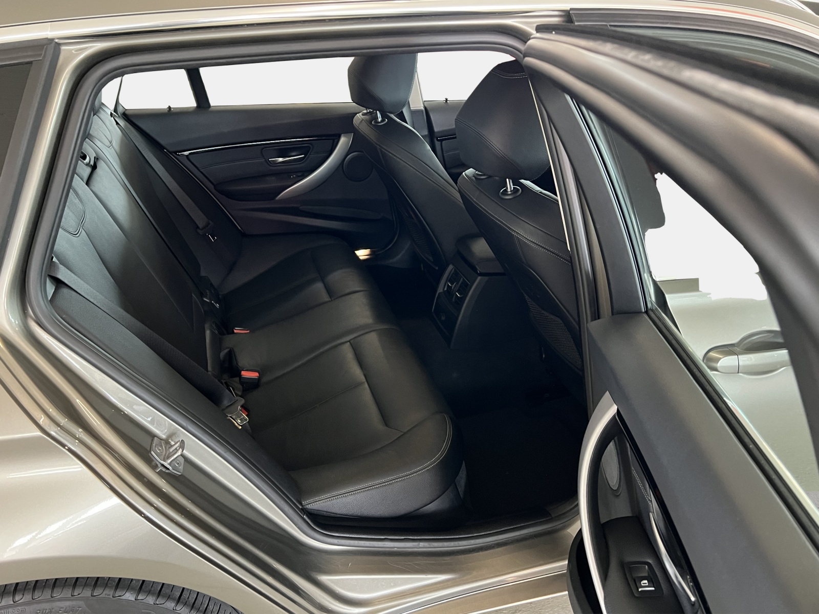 BMW 330i xDrive Touring Luxury Line Steptronic-image-9