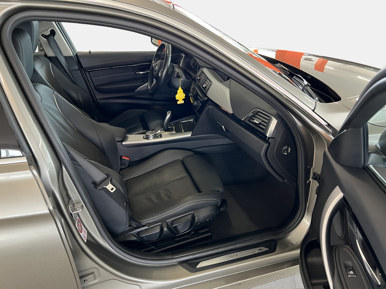 BMW 330i xDrive Touring Luxury Line Steptronic-image-8