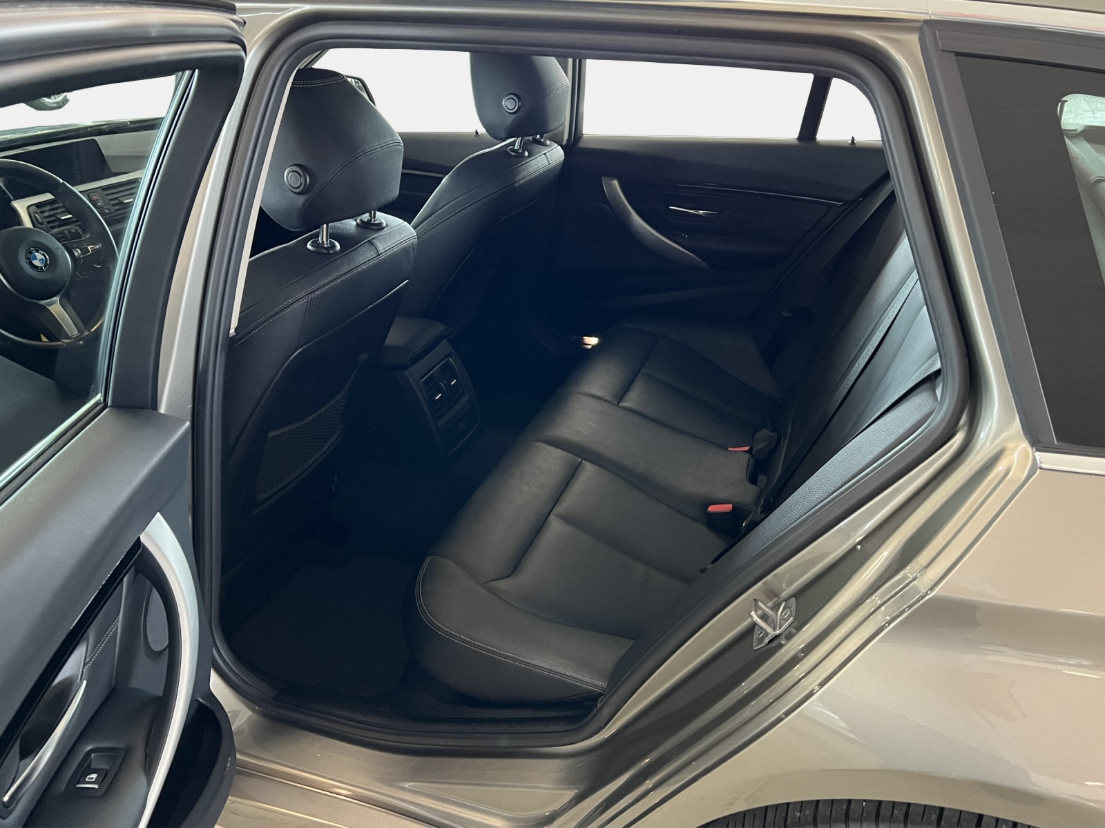 BMW 330i xDrive Touring Luxury Line Steptronic-image-11