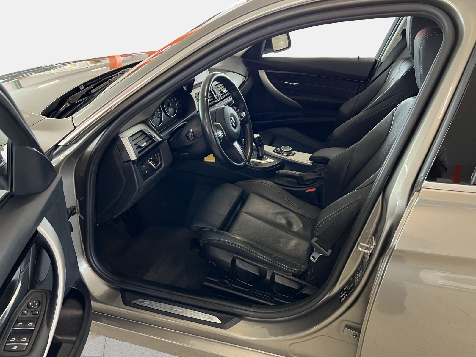 BMW 330i xDrive Touring Luxury Line Steptronic-image-10