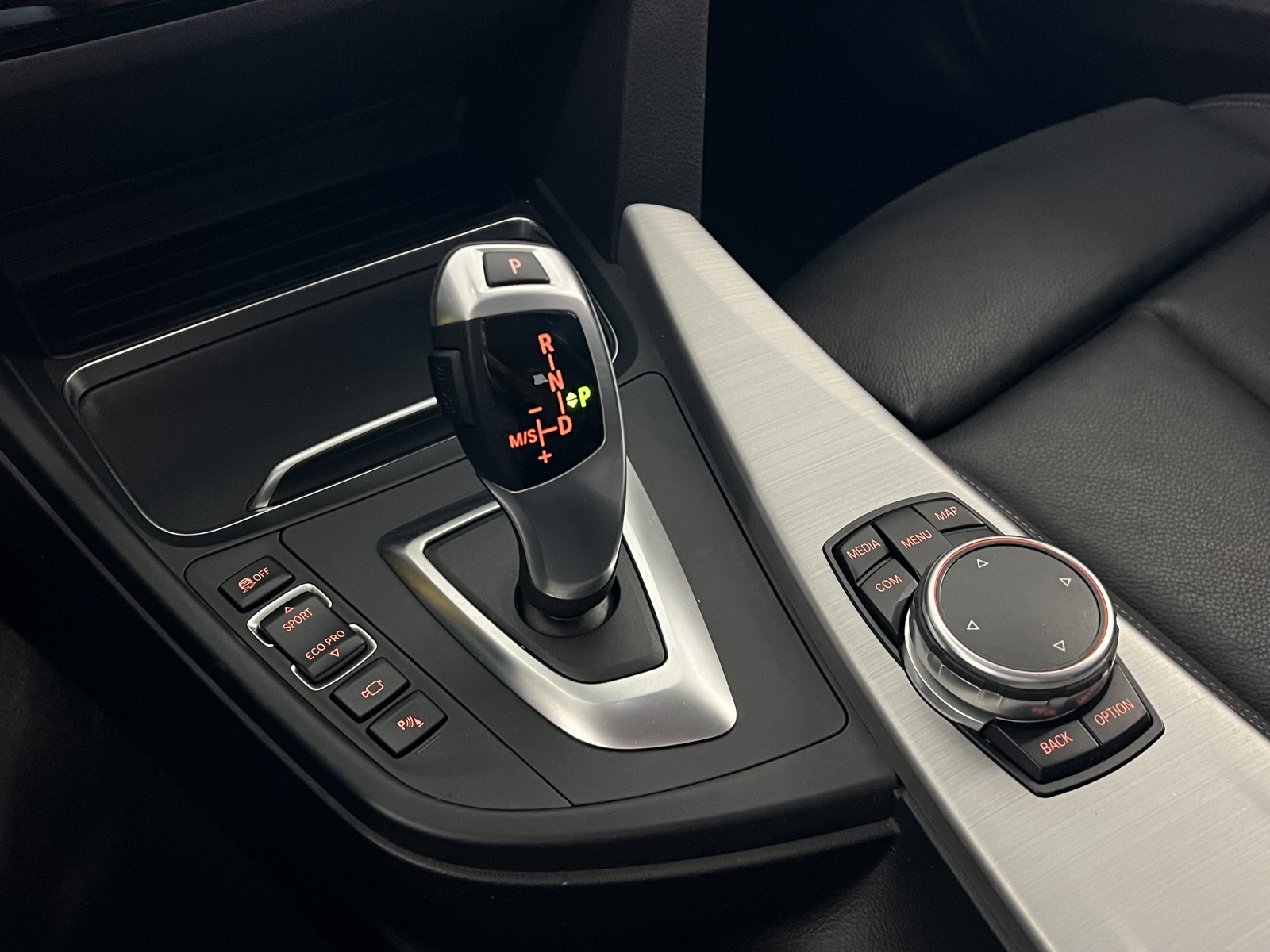 BMW 330i xDrive Touring Luxury Line Steptronic-image-15