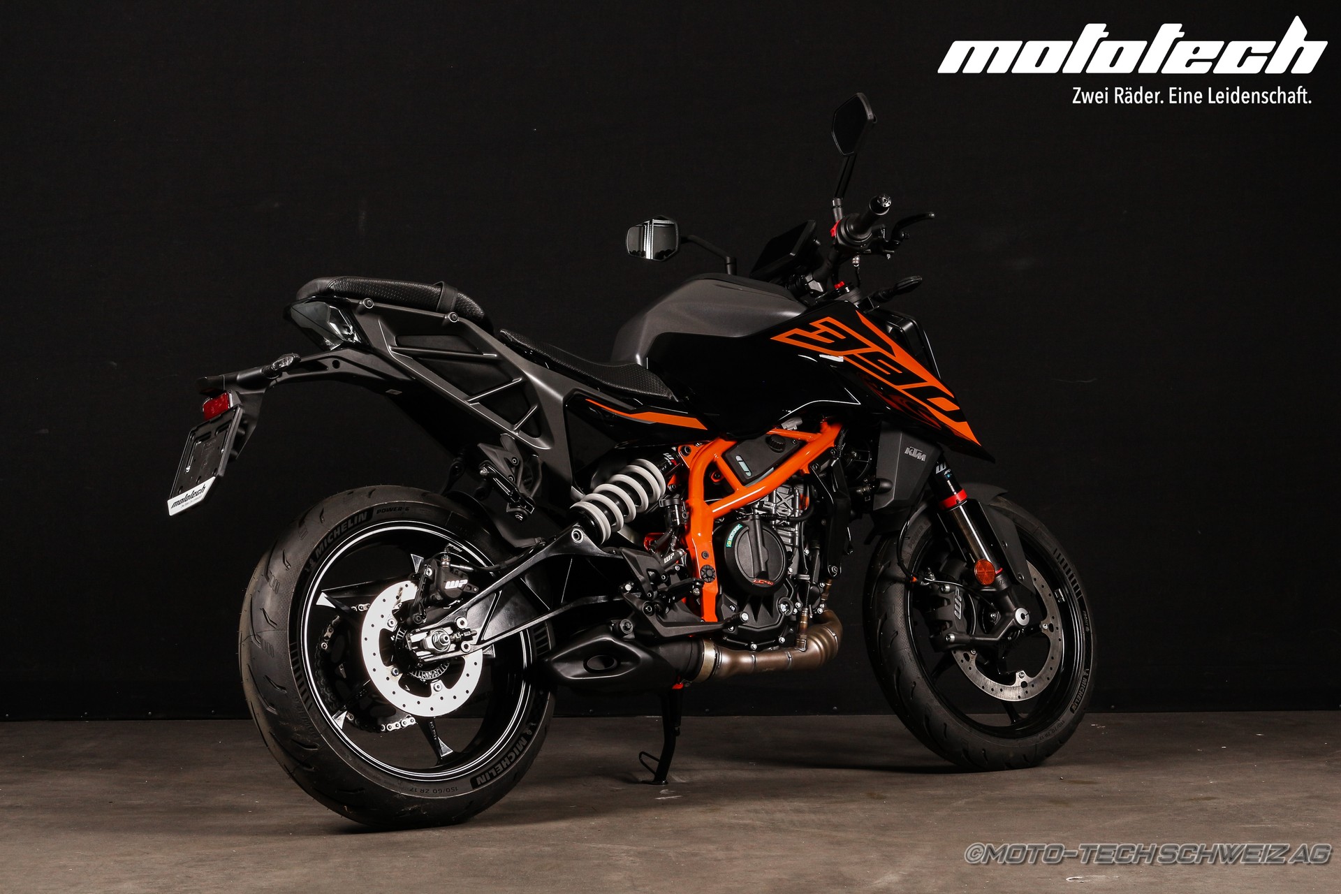 KTM 390 Duke-showroom-element-2