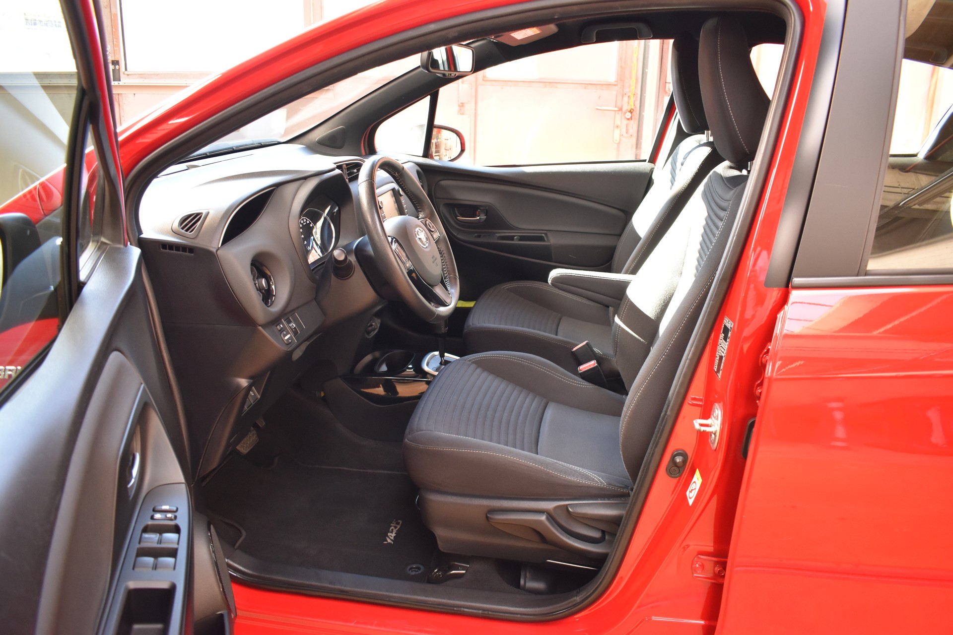 TOYOTA Yaris 1.5 VVT-i Hybrid Comfort e-CVT-image-9