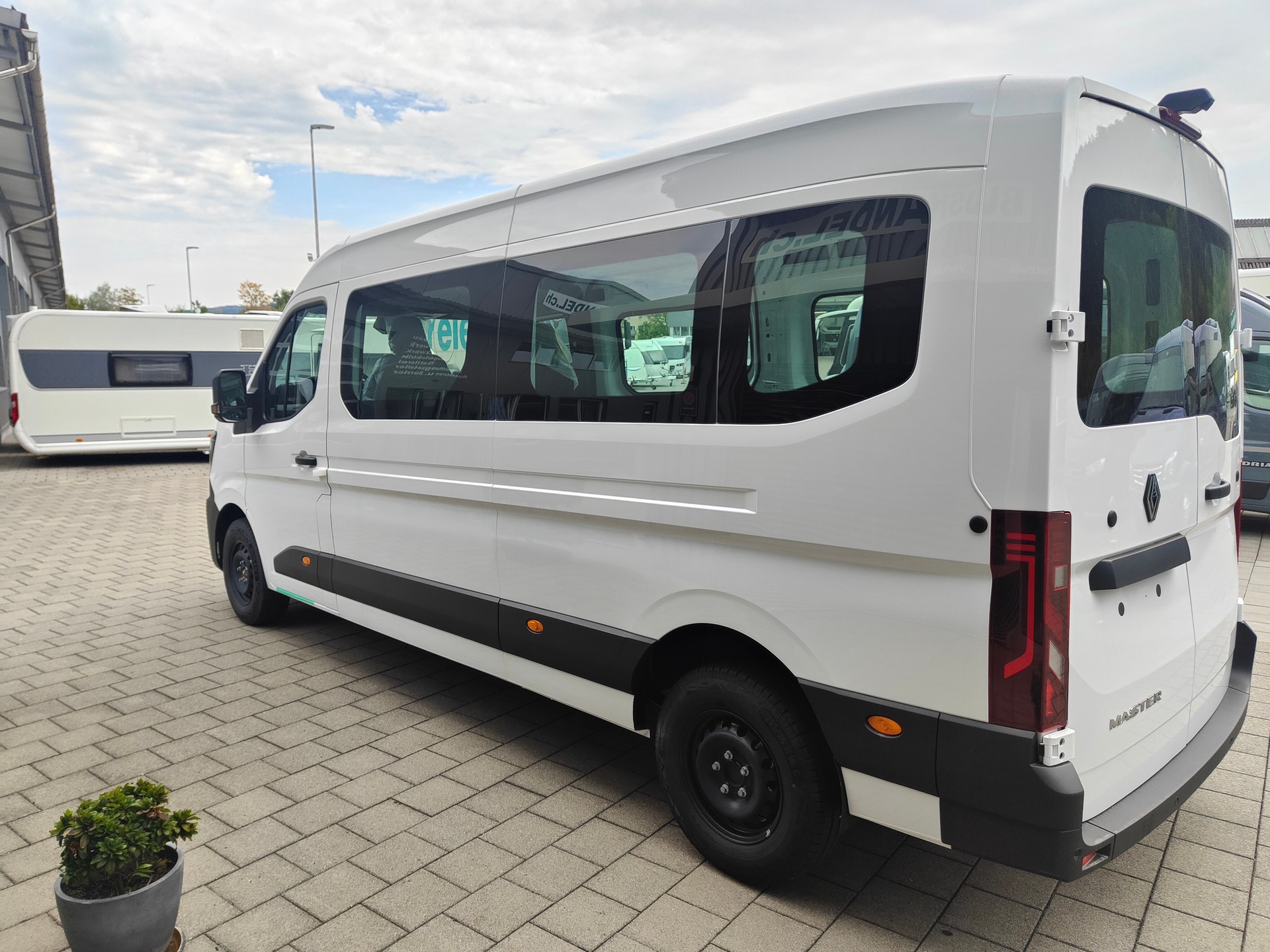 RENAULT Kleinbus mit 13 Plätzen-image-3