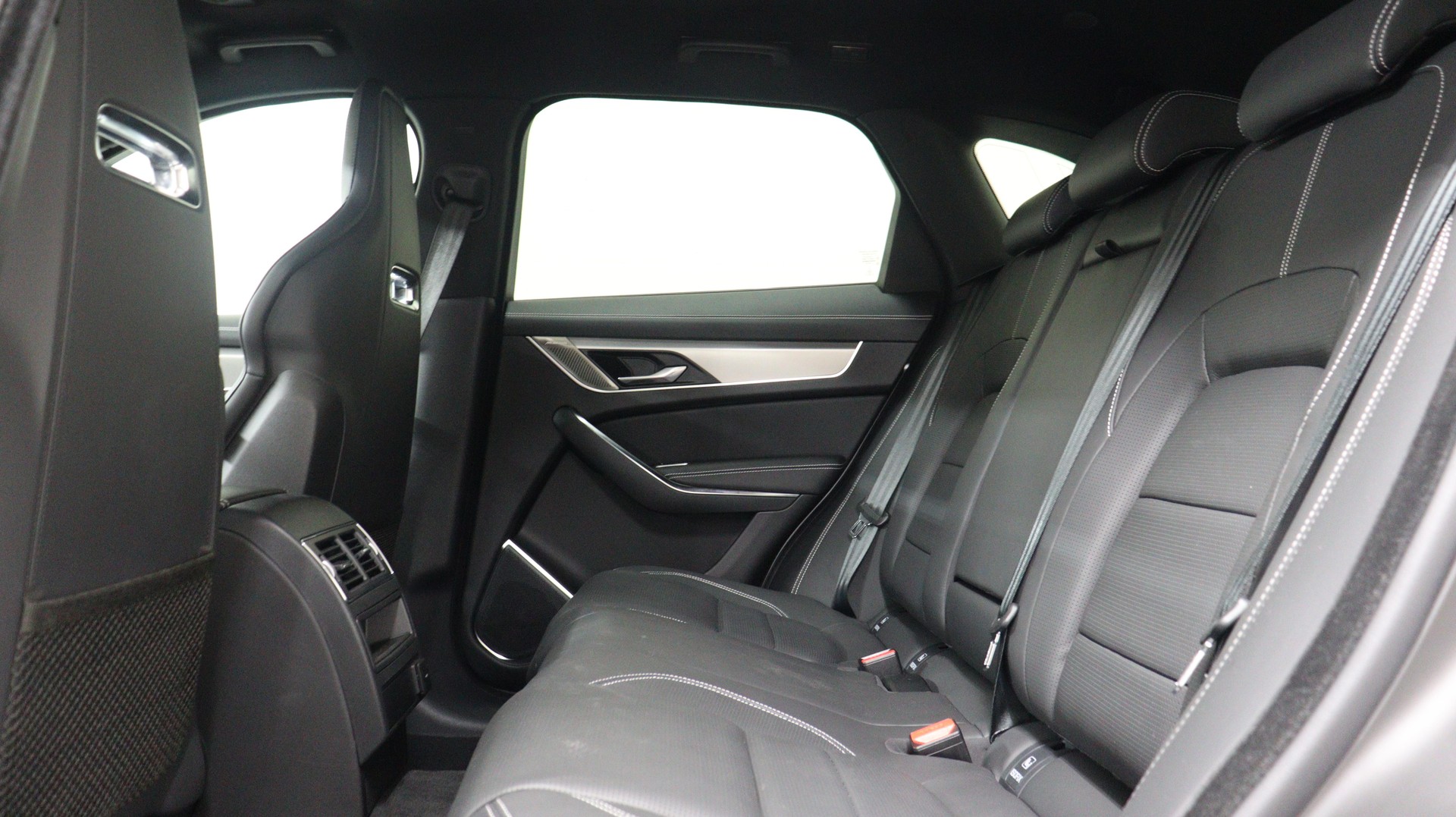 JAGUAR F-Pace 2.0 P400e R-Dynamic SE AWD-image-3
