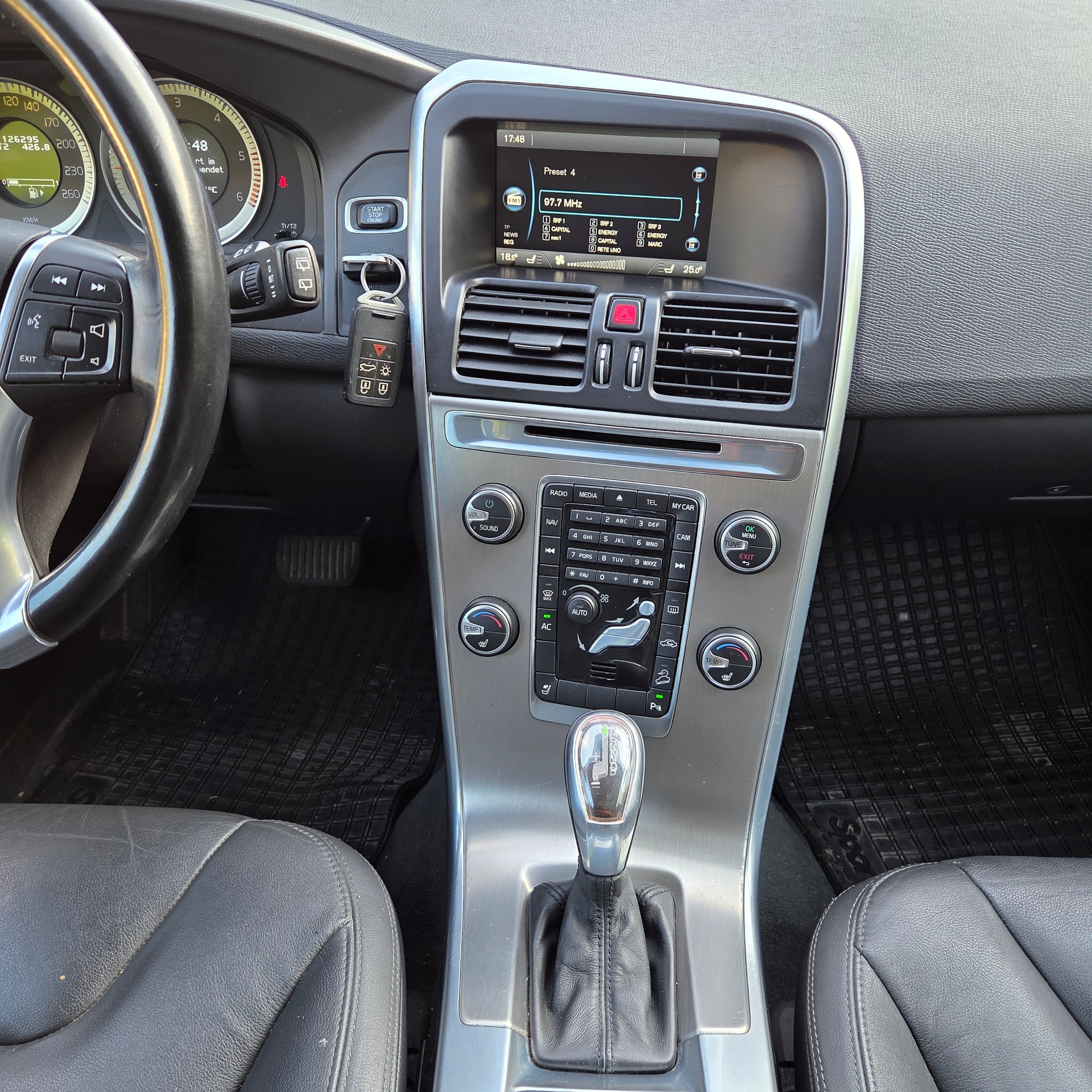 VOLVO XC60 D5 AWD Summum Geartronic-image-10