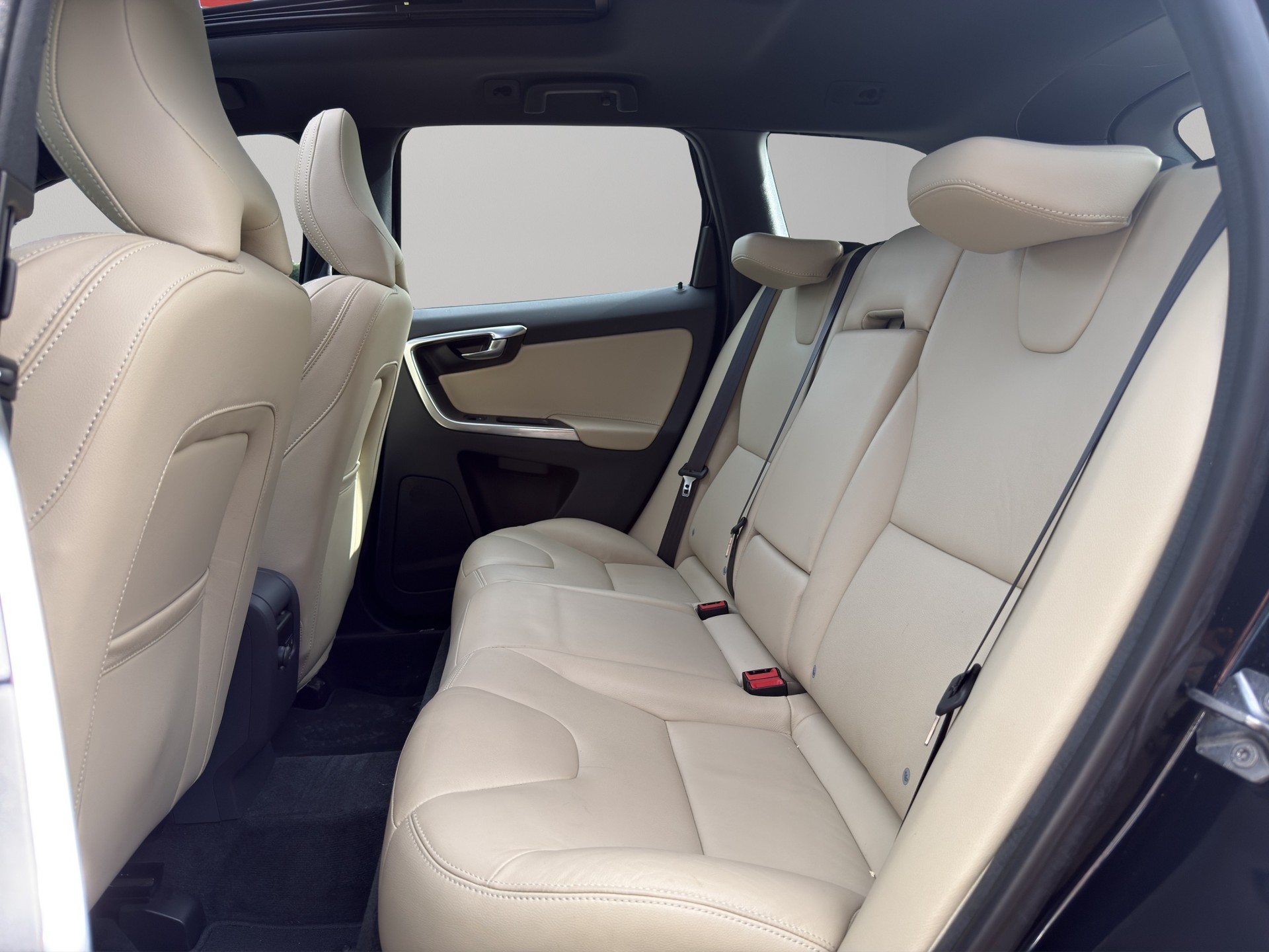 VOLVO XC60 D5 AWD Summum Geartronic-image-15