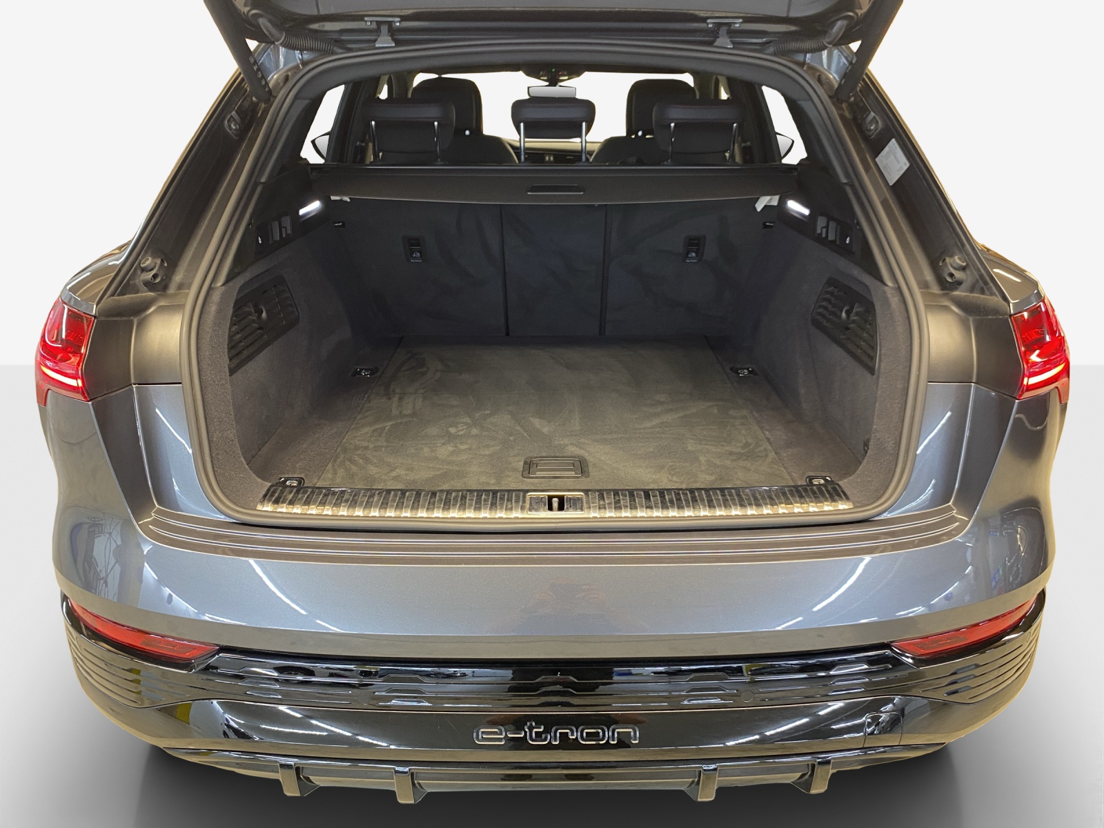 AUDI Q8 55 e-tron Black Edition quattro-image-12