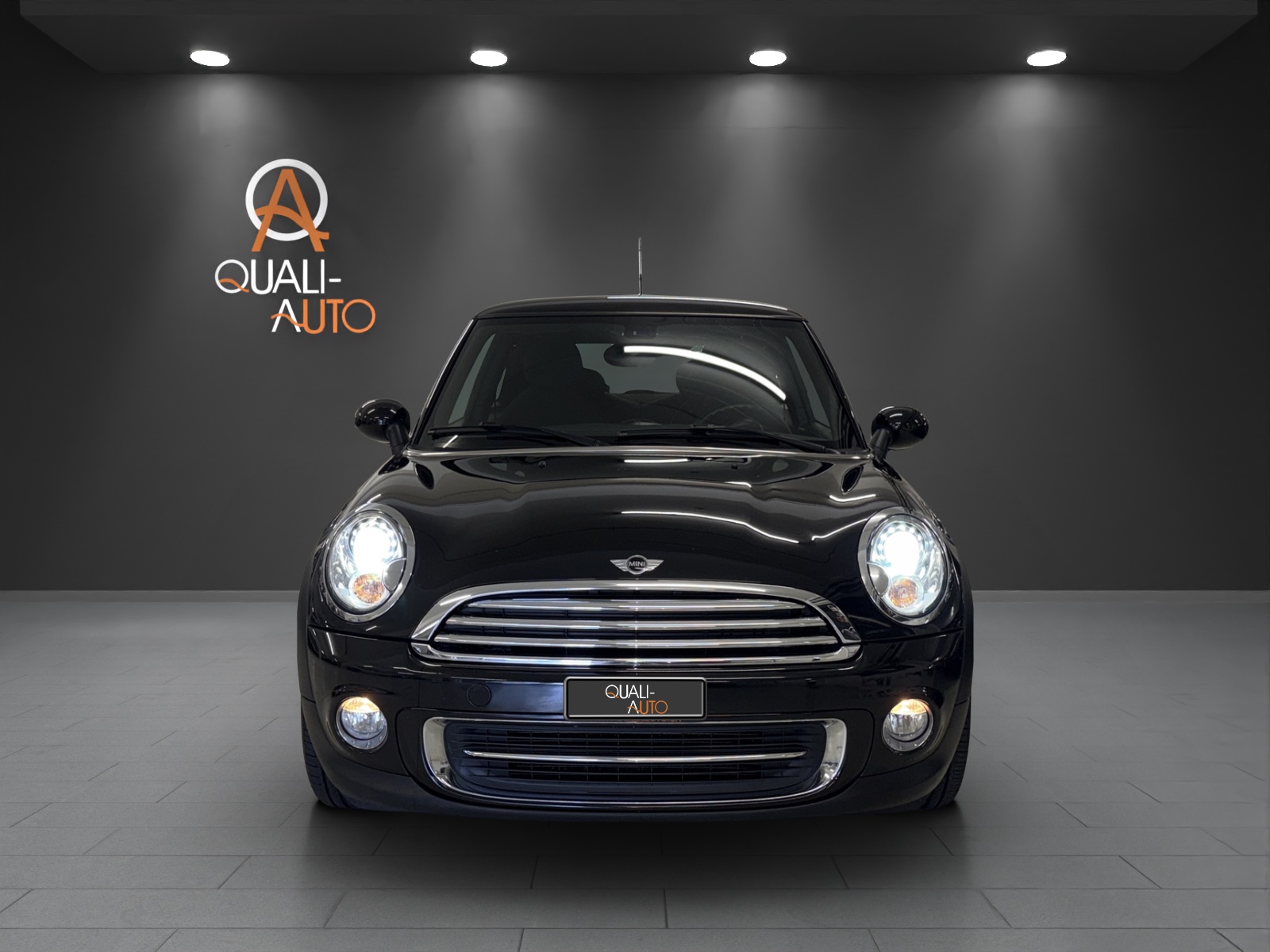 MINI Cooper-showroom-element-1