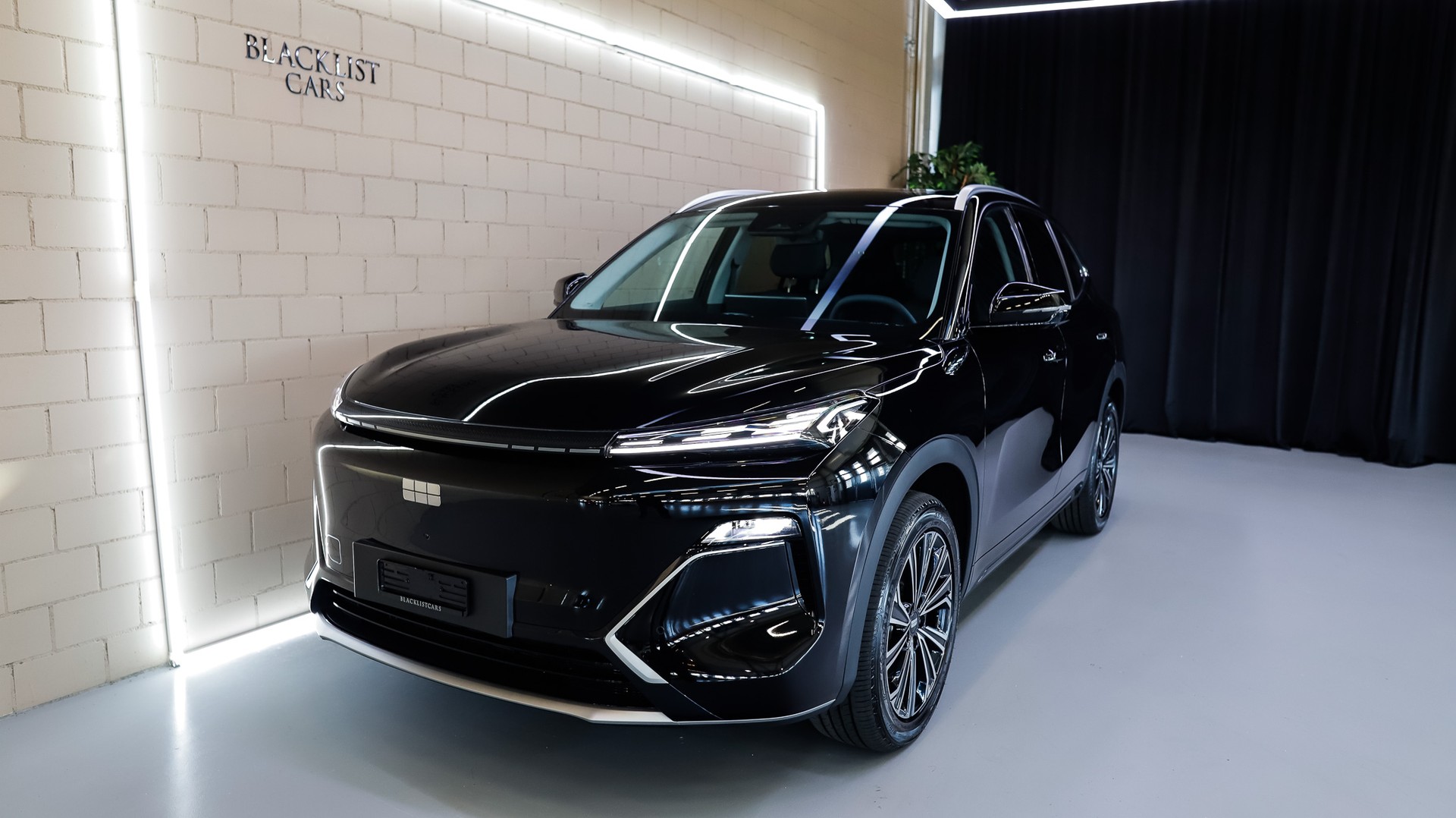 GEELY Starray EM-i MAX + PHEV *Polar Black*-image-1