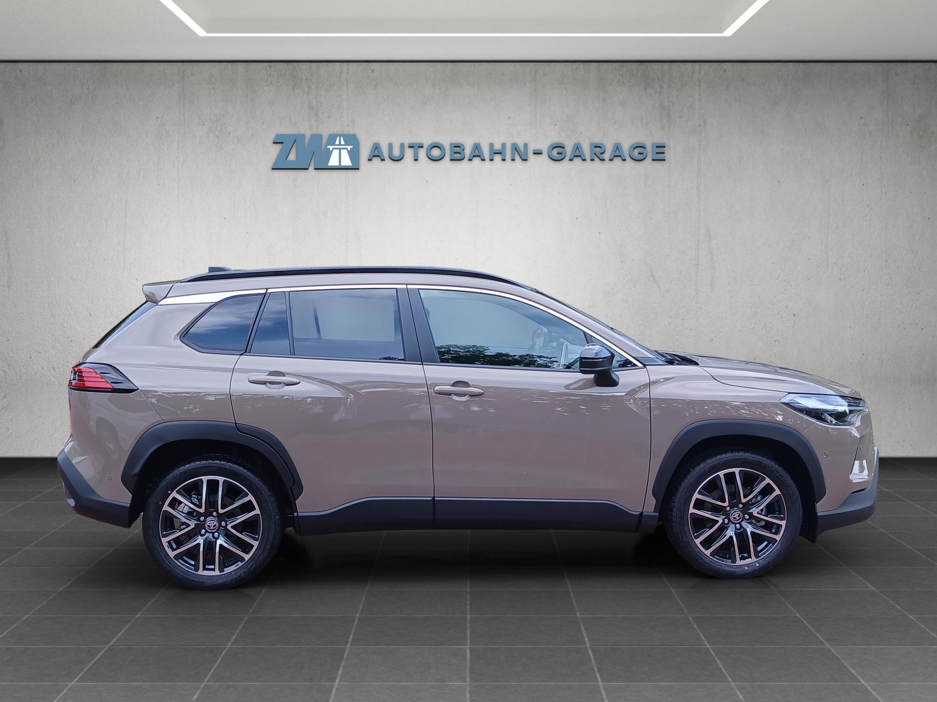 TOYOTA Corolla Cross 2.0 HSD Premium AWD-i-image-5