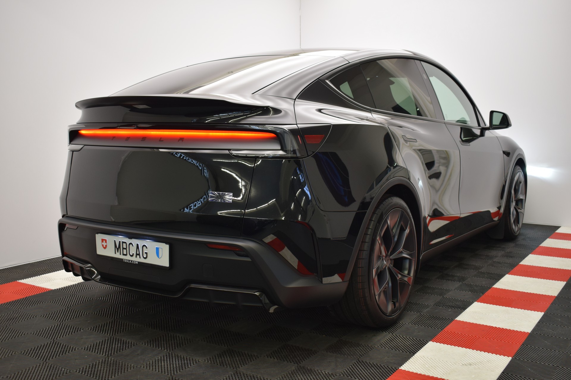 TESLA Model Y Performance AWD 626PS, Neuwagen, CH Typenschein "diamond black"-image-8