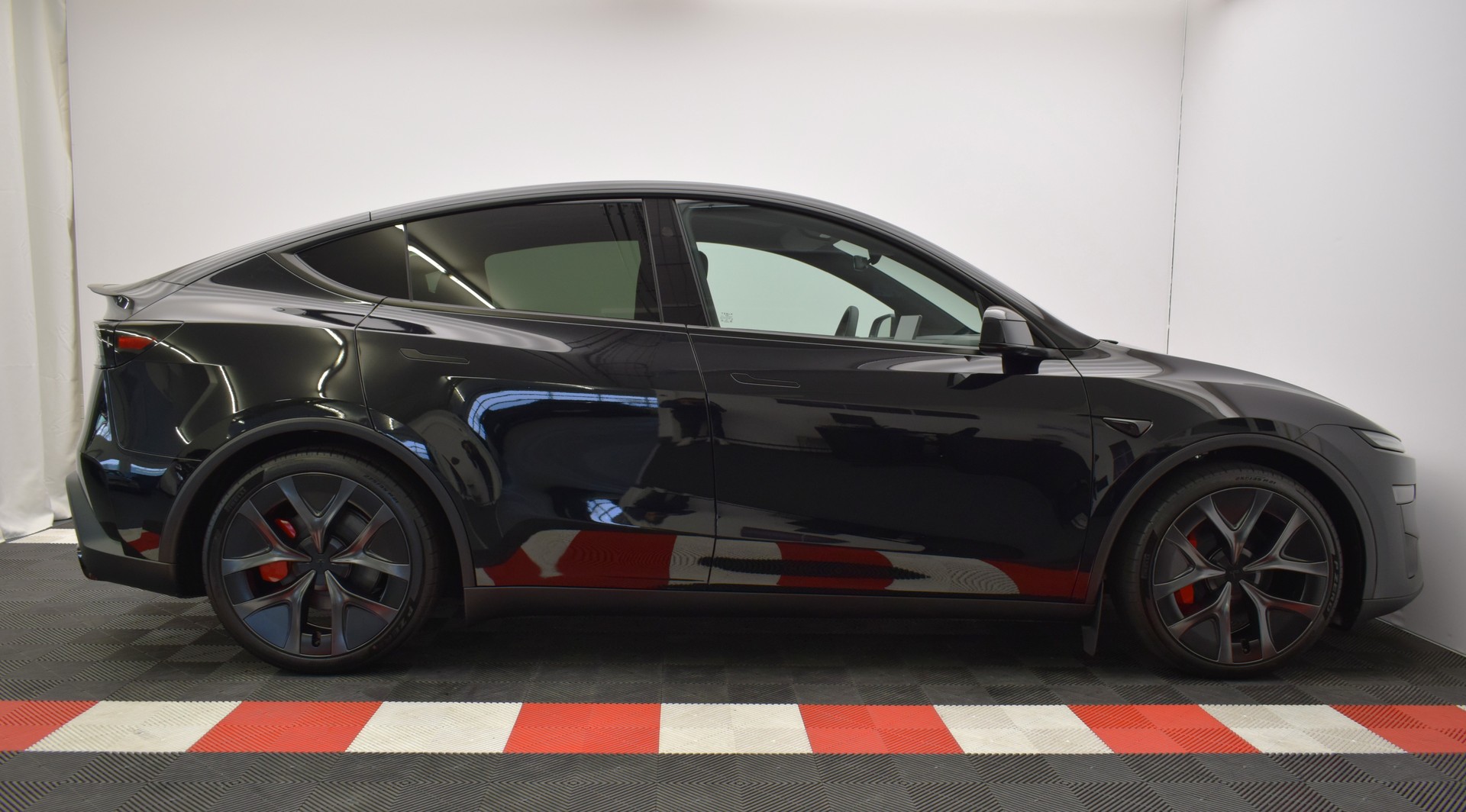 TESLA Model Y Performance AWD 626PS, Neuwagen, CH Typenschein "diamond black"-image-13