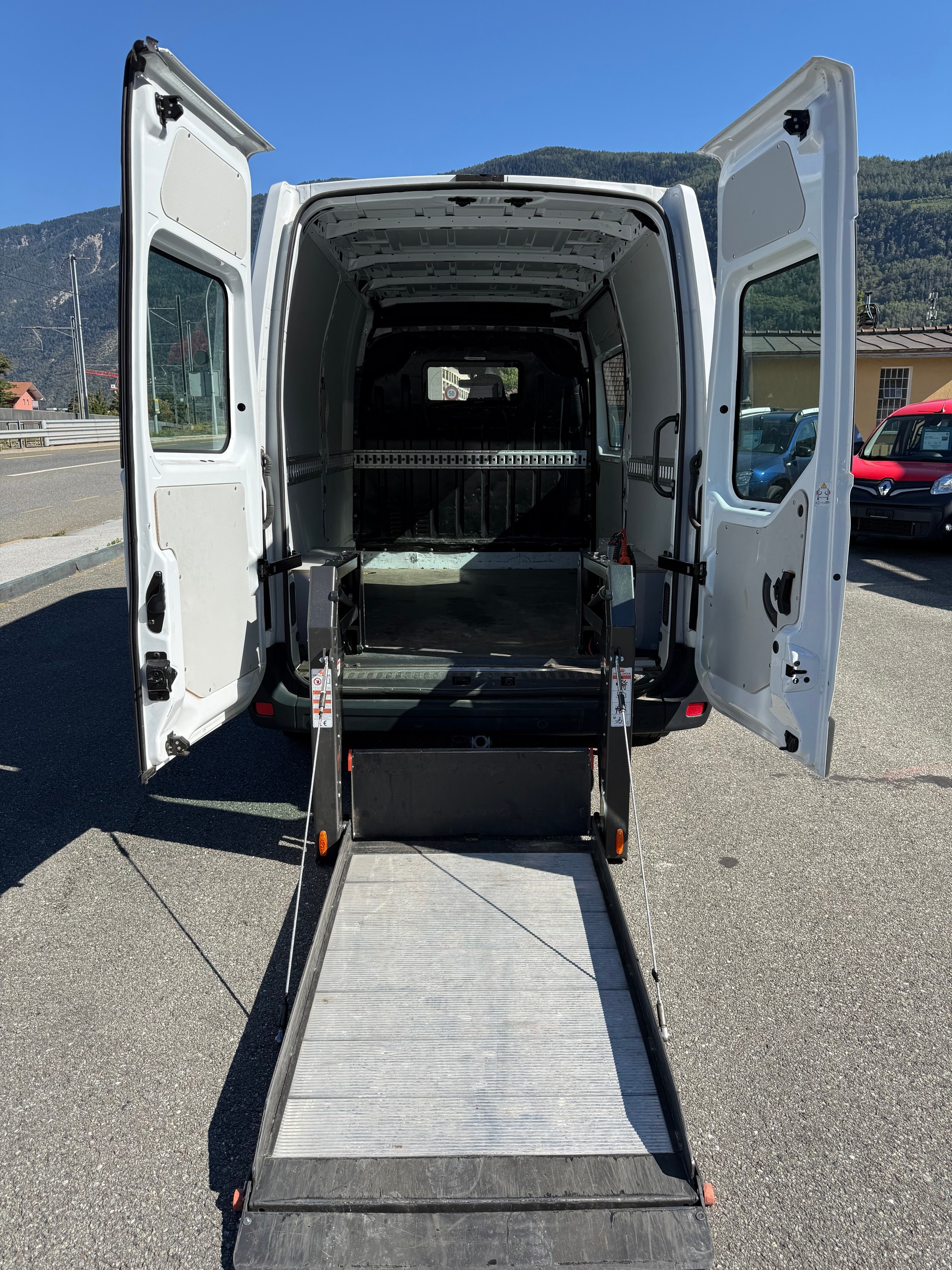 RENAULT Master T35 2.3 Blue dCi 150 L2H2-image-9