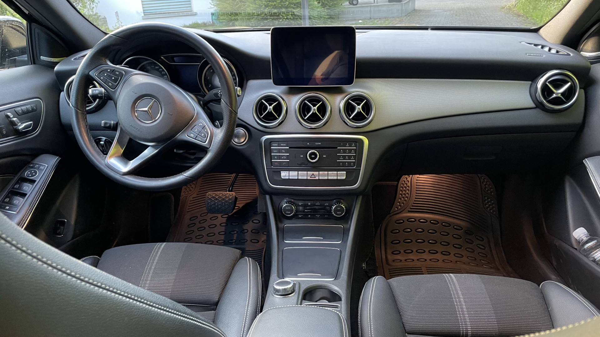 MERCEDES-BENZ GLA 200 Night Star-image-6