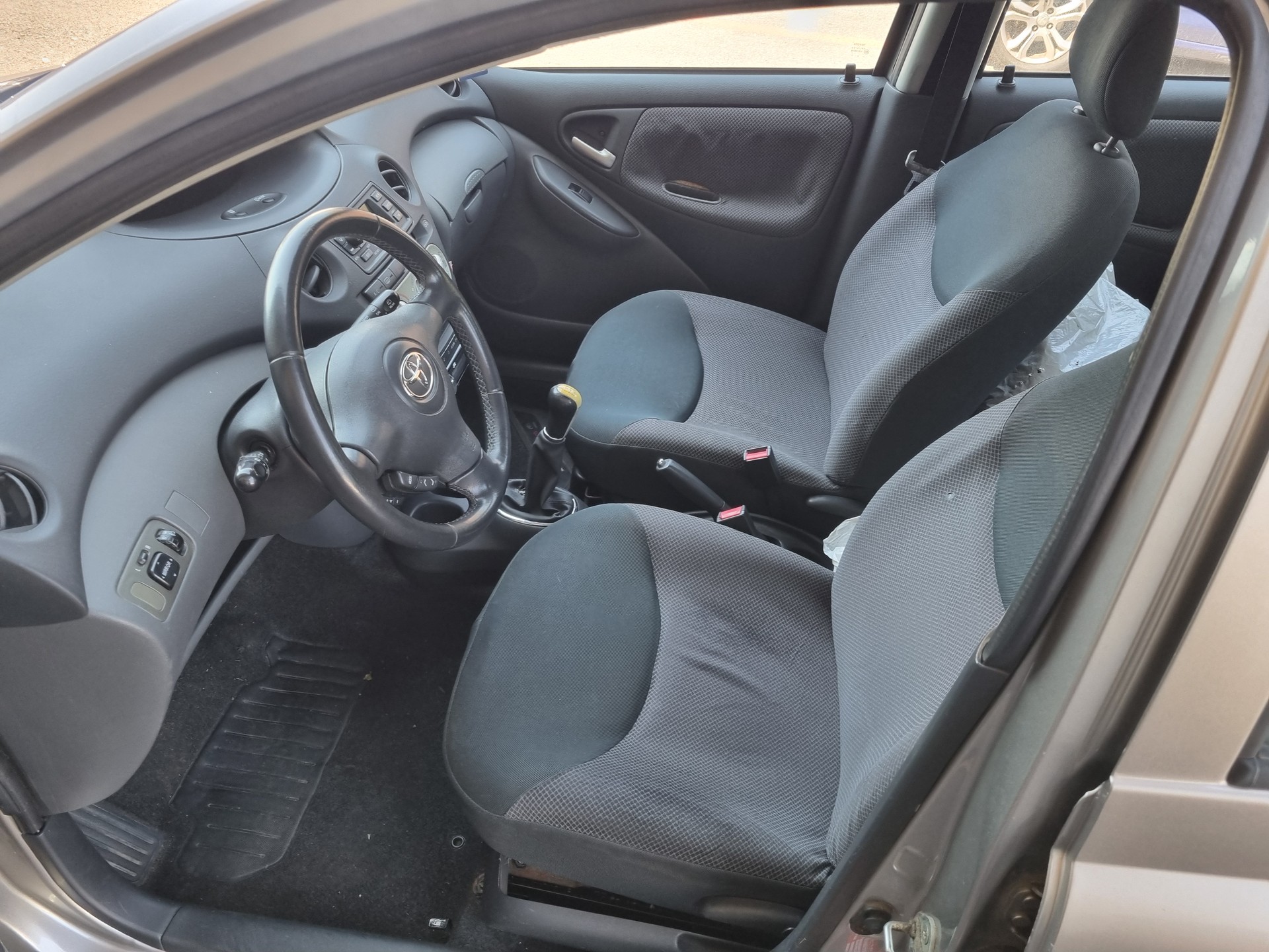 TOYOTA Yaris 1.3 Linea Sol-image-5
