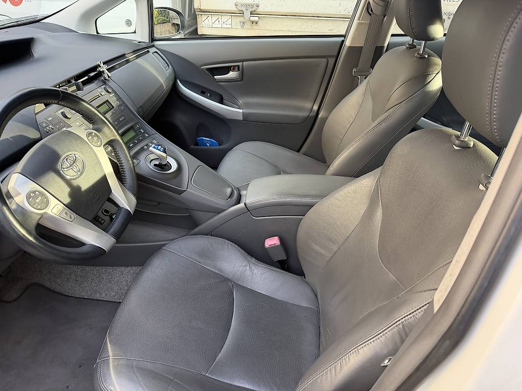 TOYOTA PRIUS-image-3