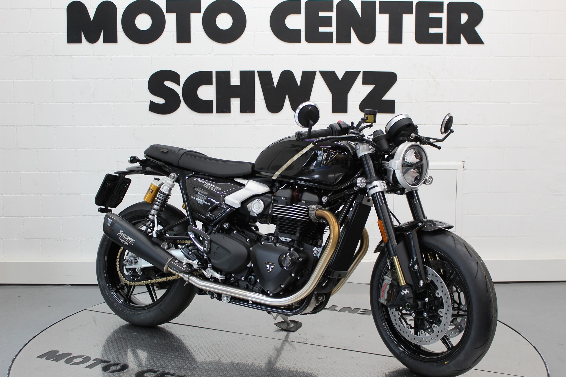 TRIUMPH 1200 TFC-showroom-element-1
