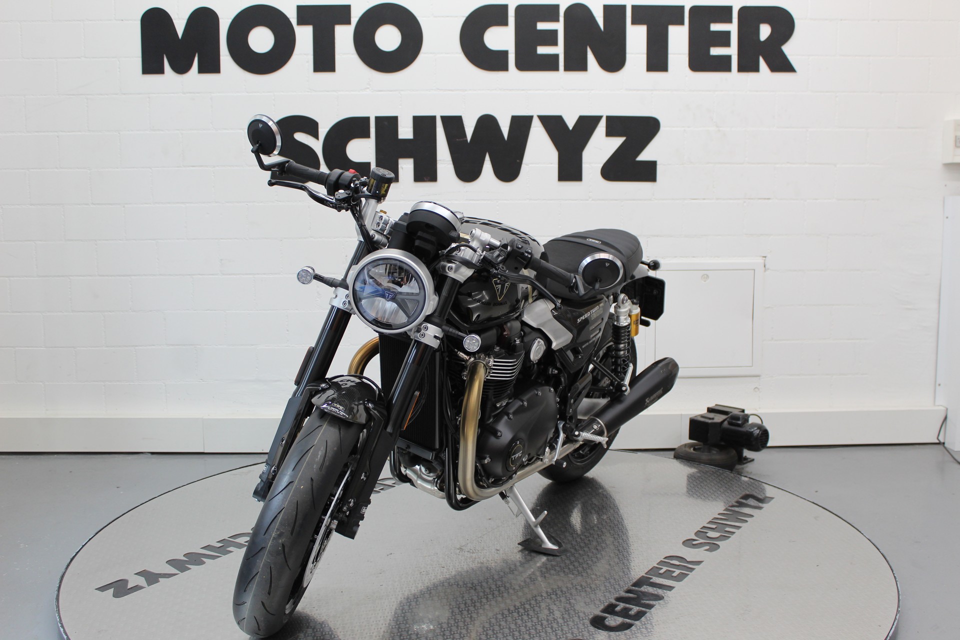 TRIUMPH 1200 TFC-showroom-element-3