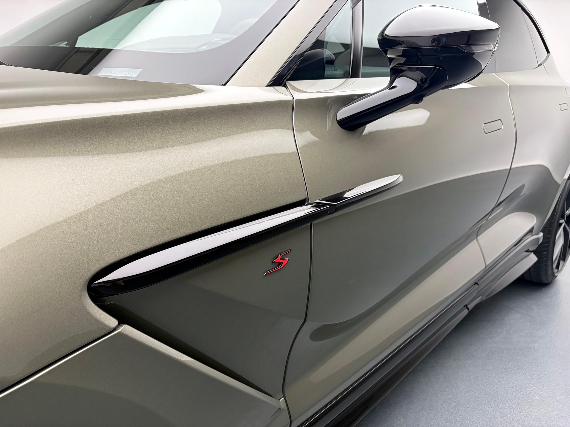 ASTON MARTIN DBX S 4.0 V8 Bi-Turbo-image-19