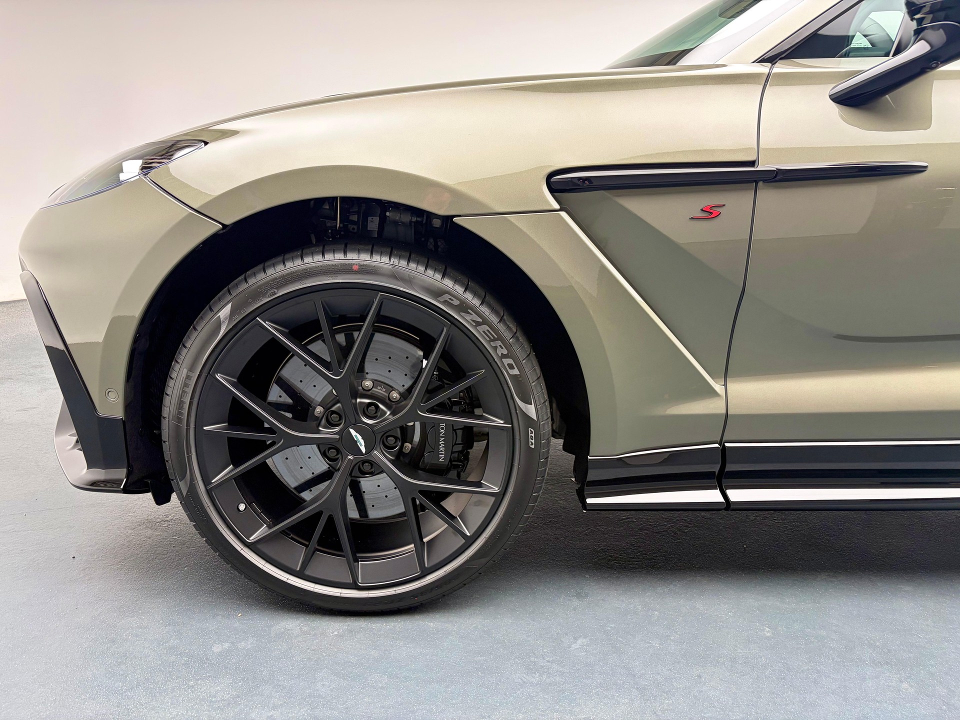 ASTON MARTIN DBX S 4.0 V8 Bi-Turbo-image-18