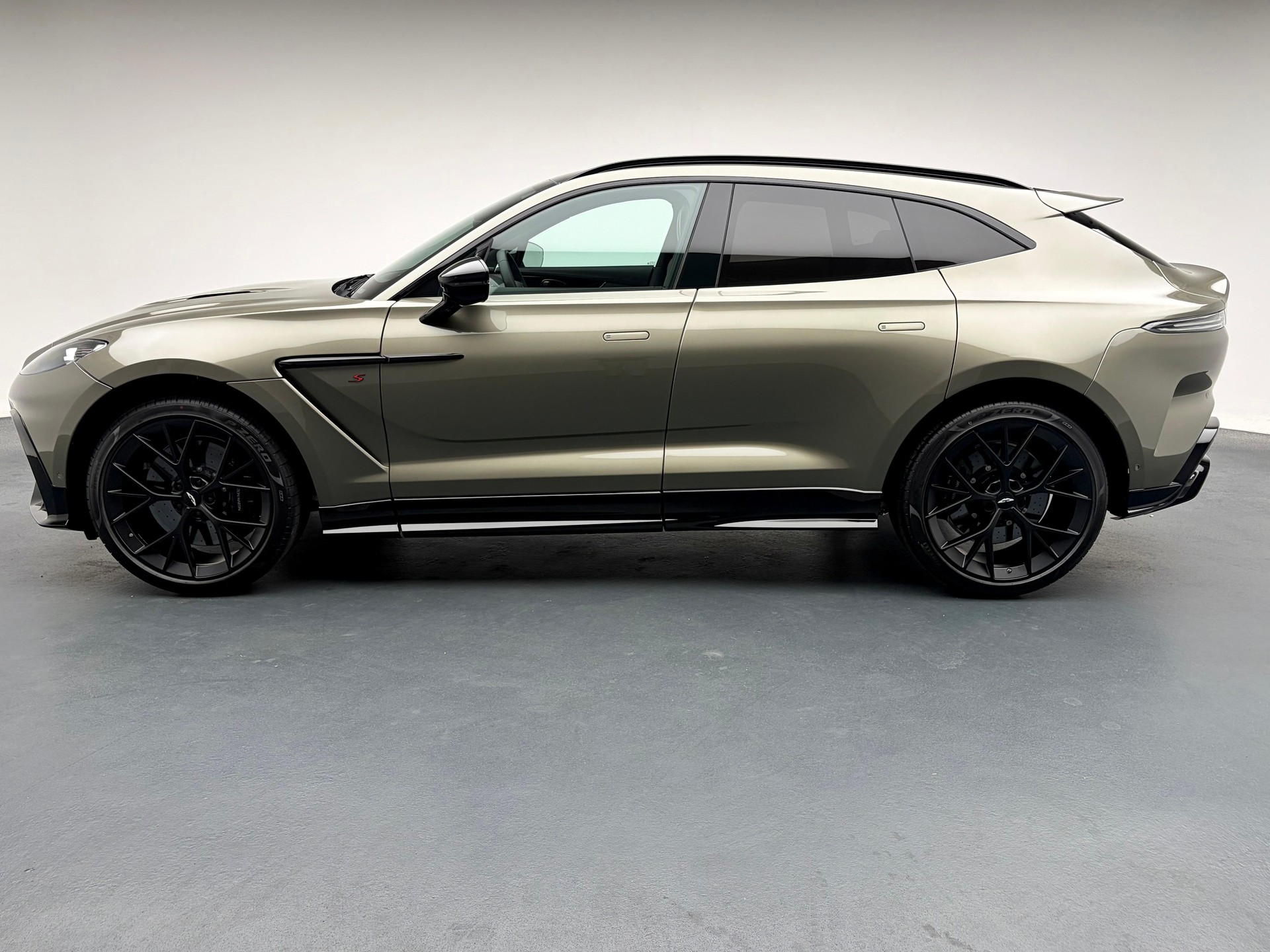ASTON MARTIN DBX S 4.0 V8 Bi-Turbo-image-1
