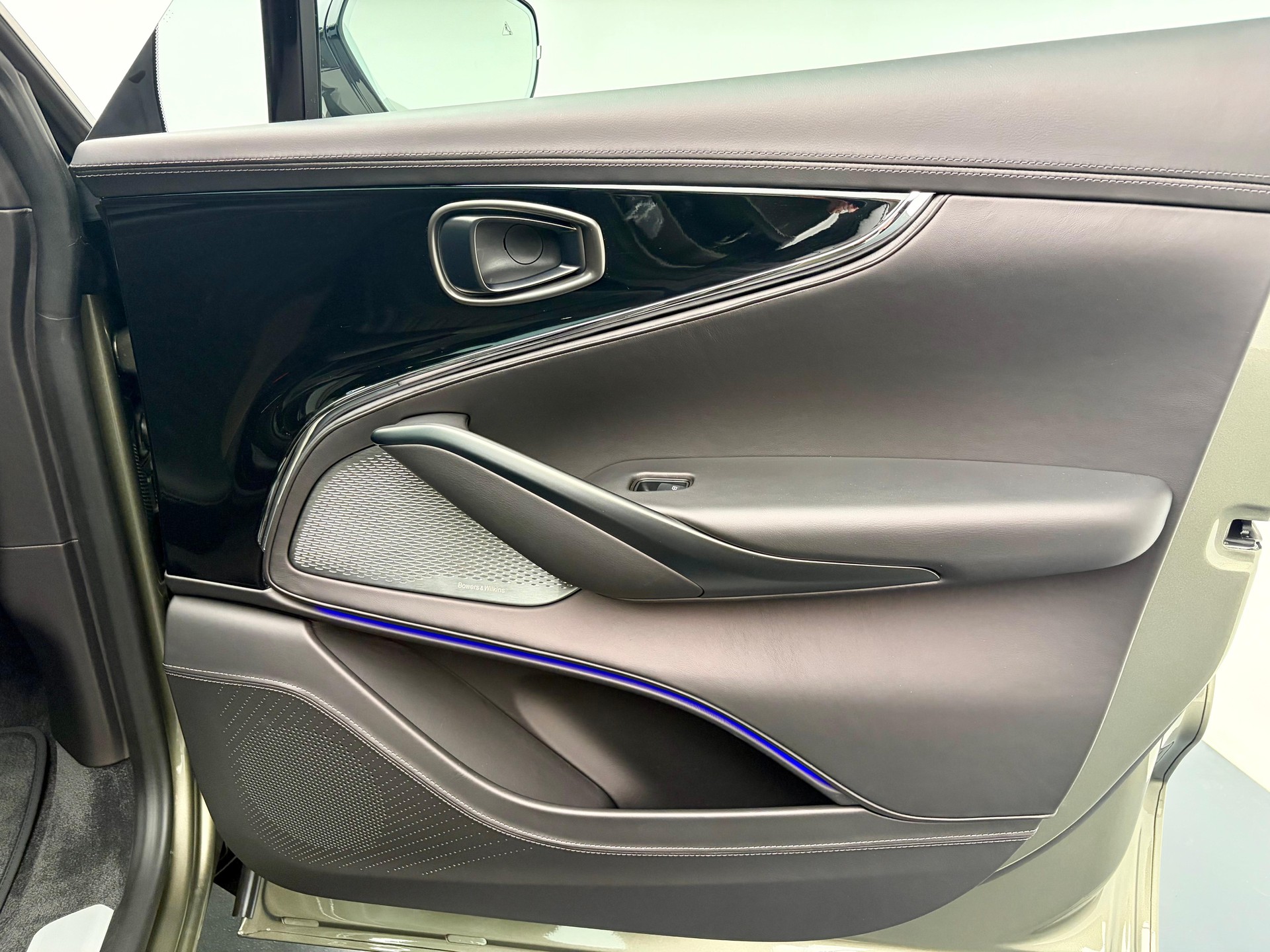 ASTON MARTIN DBX S 4.0 V8 Bi-Turbo-image-17
